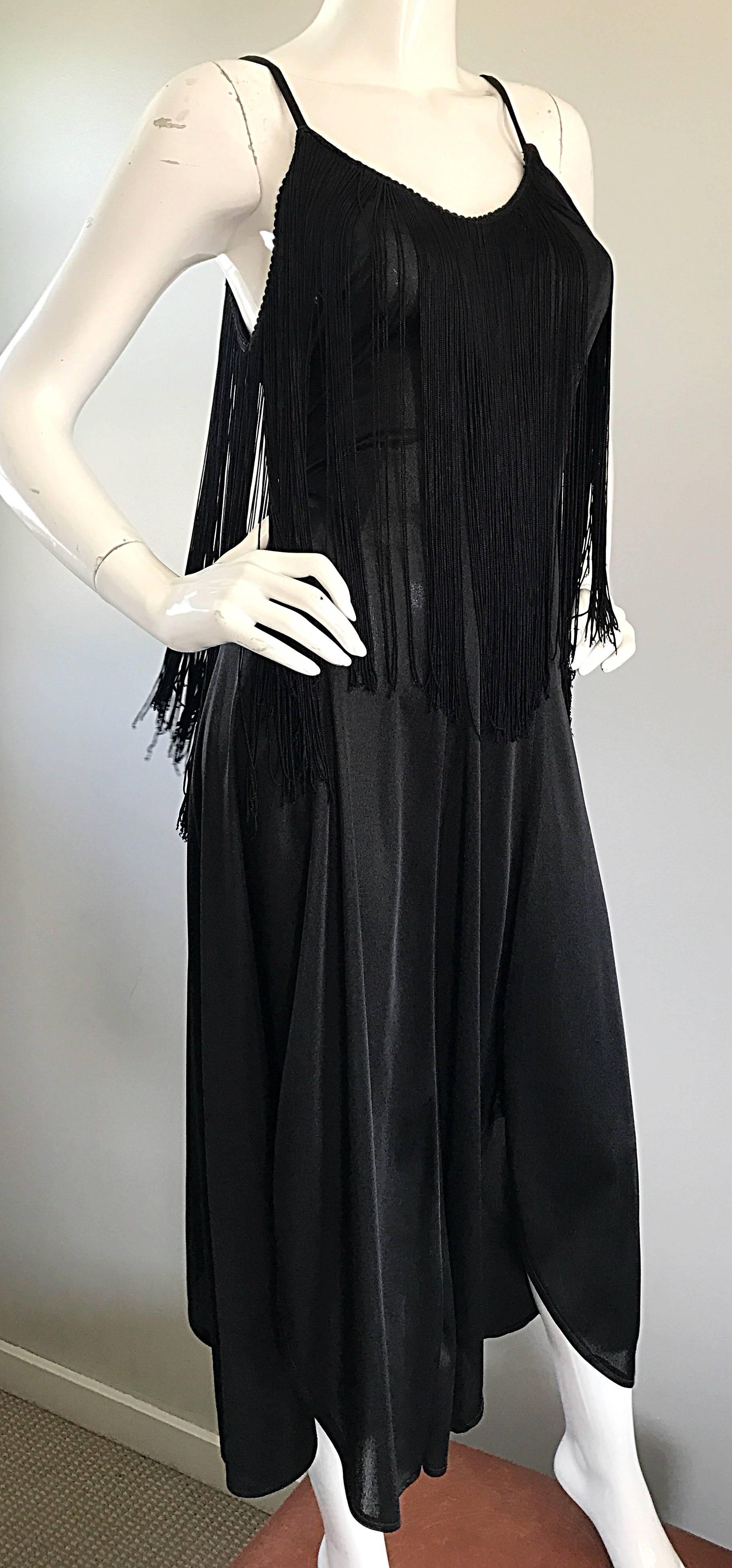 Erstaunlich 1970er Schwarz Disco Fransen Taschentuch Saum Flapper Style Vintage Kleid  Damen im Angebot