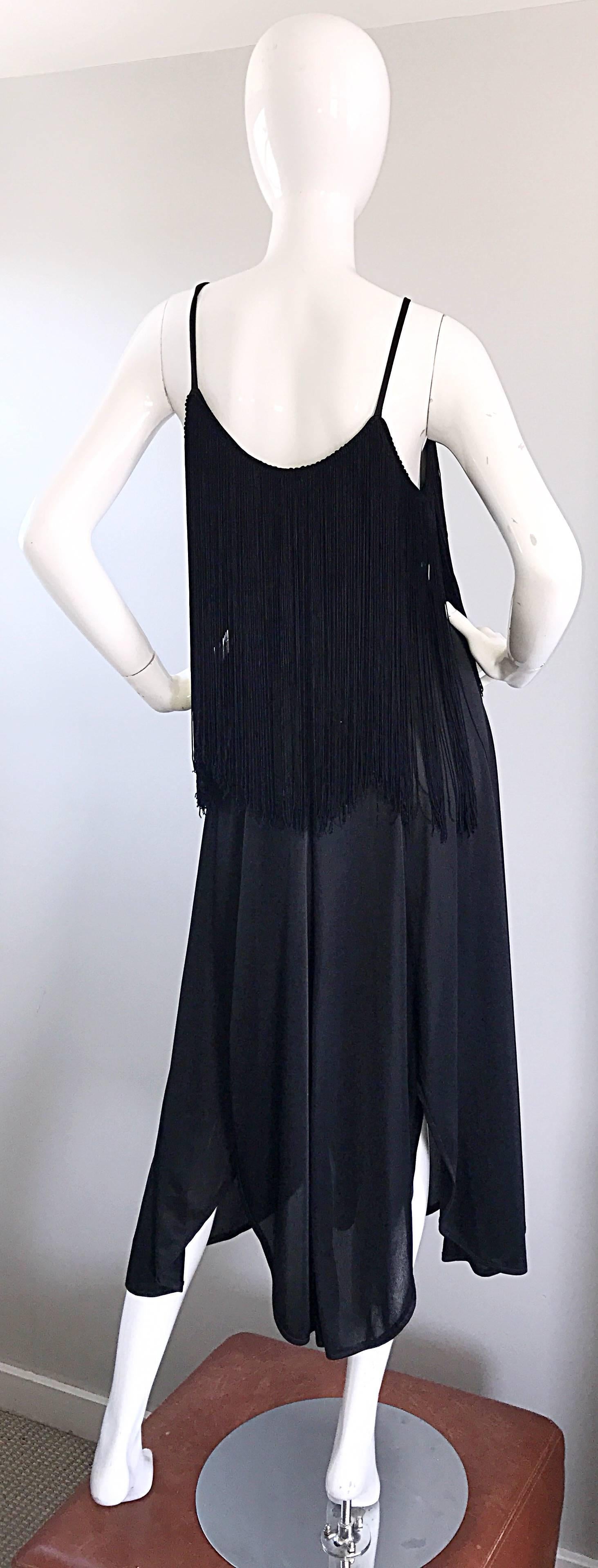 Erstaunlich 1970er Schwarz Disco Fransen Taschentuch Saum Flapper Style Vintage Kleid  im Angebot 1