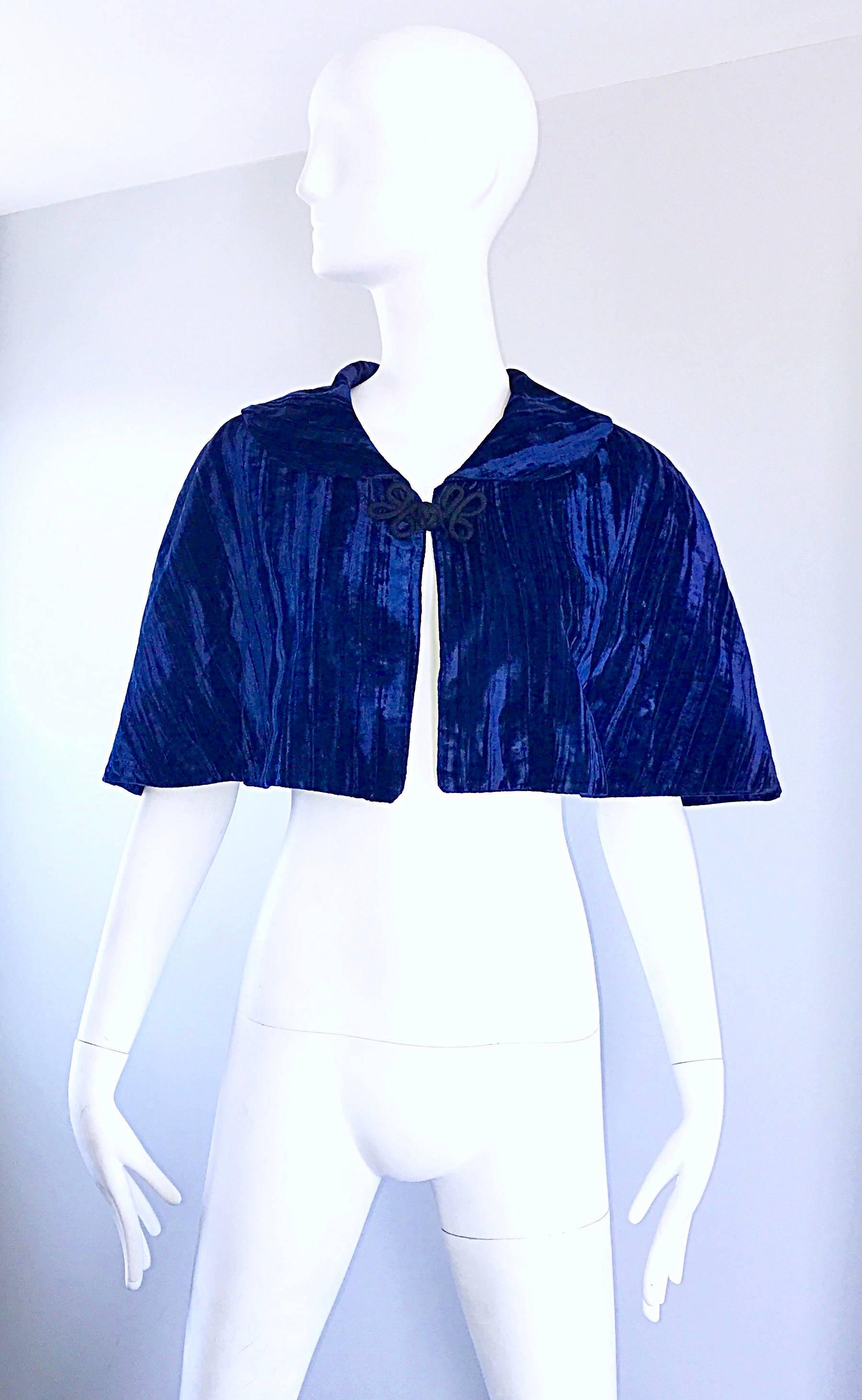 Such a beautiful vintage 1930s couture navy blue velvet caplet! Features vibrant navy blue textured silk velvet. Intricate black embroidered Russian inspired clasp at neck. Looks fantastic with movement! Can easily be dressed up or down. Great with