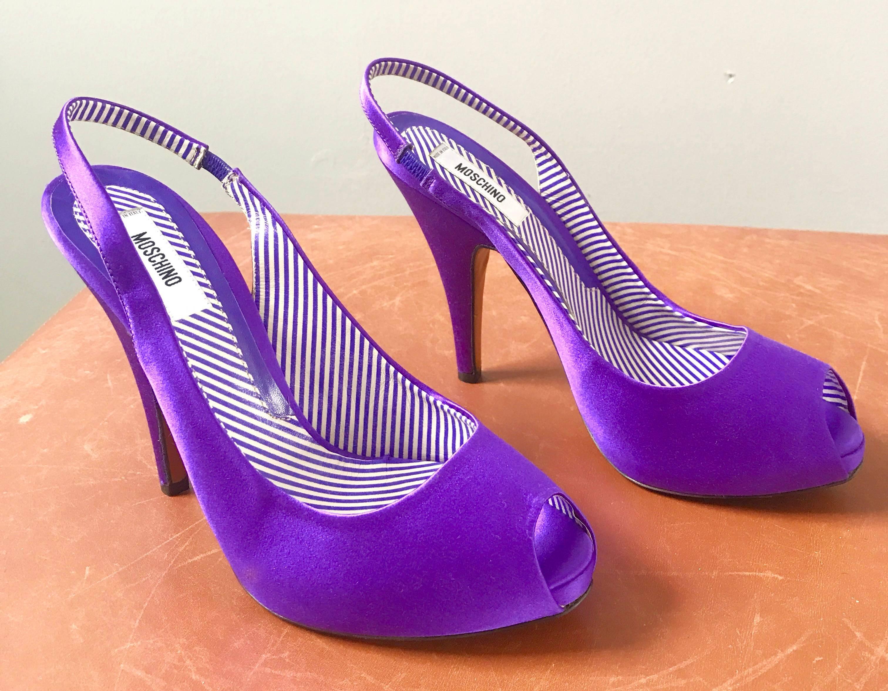 Violet Moschino - Chaussures à talons à bout ouvert en soie violette avec pierres précieuses, taille 9 / 39, état neuf dans leur boîte en vente