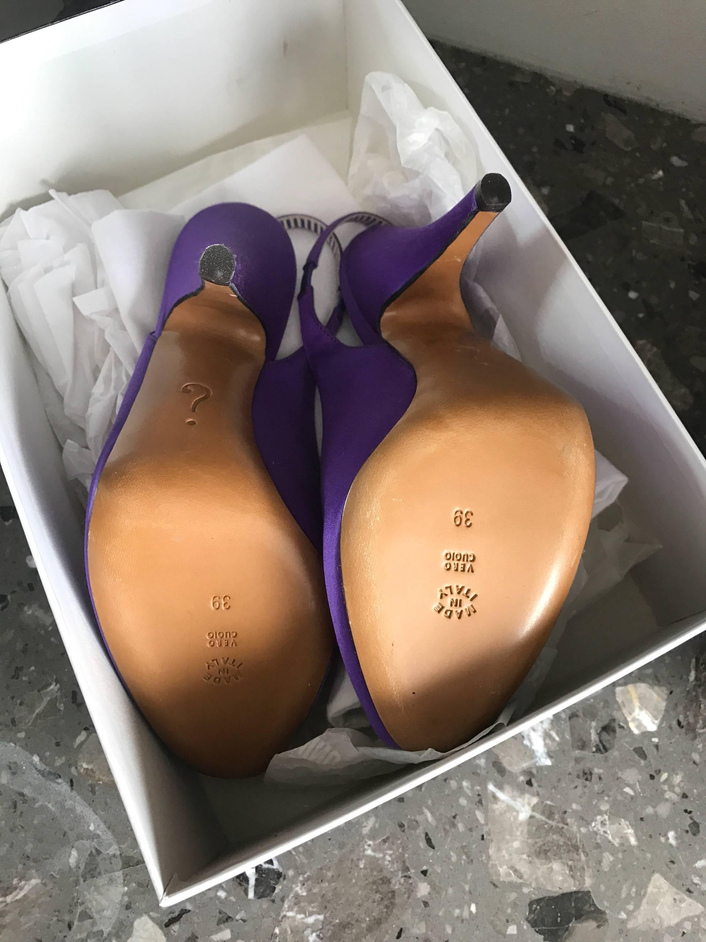 Moschino - Chaussures à talons à bout ouvert en soie violette avec pierres précieuses, taille 9 / 39, état neuf dans leur boîte Neuf - En vente à San Diego, CA