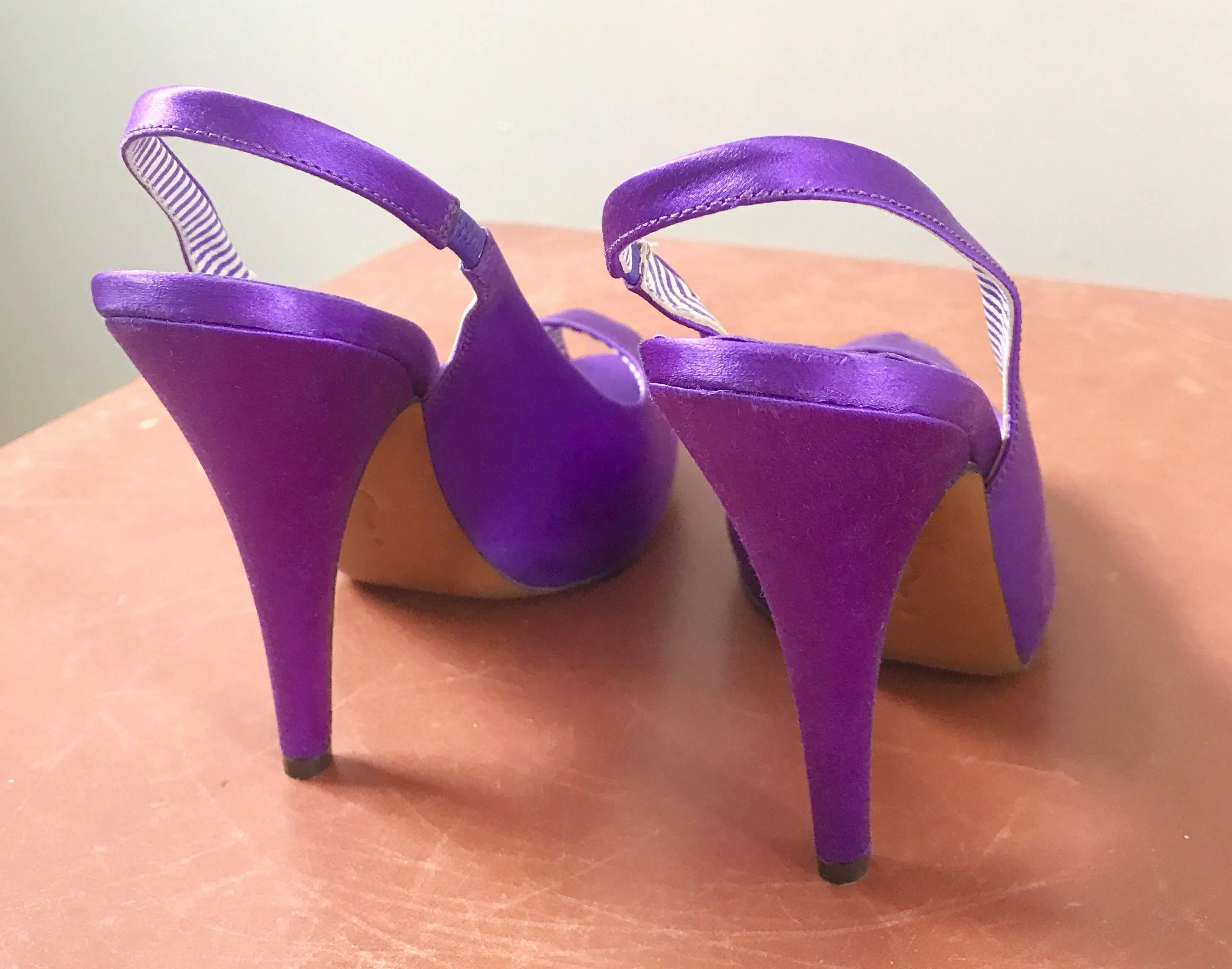 Moschino - Chaussures à talons à bout ouvert en soie violette avec pierres précieuses, taille 9 / 39, état neuf dans leur boîte Pour femmes en vente