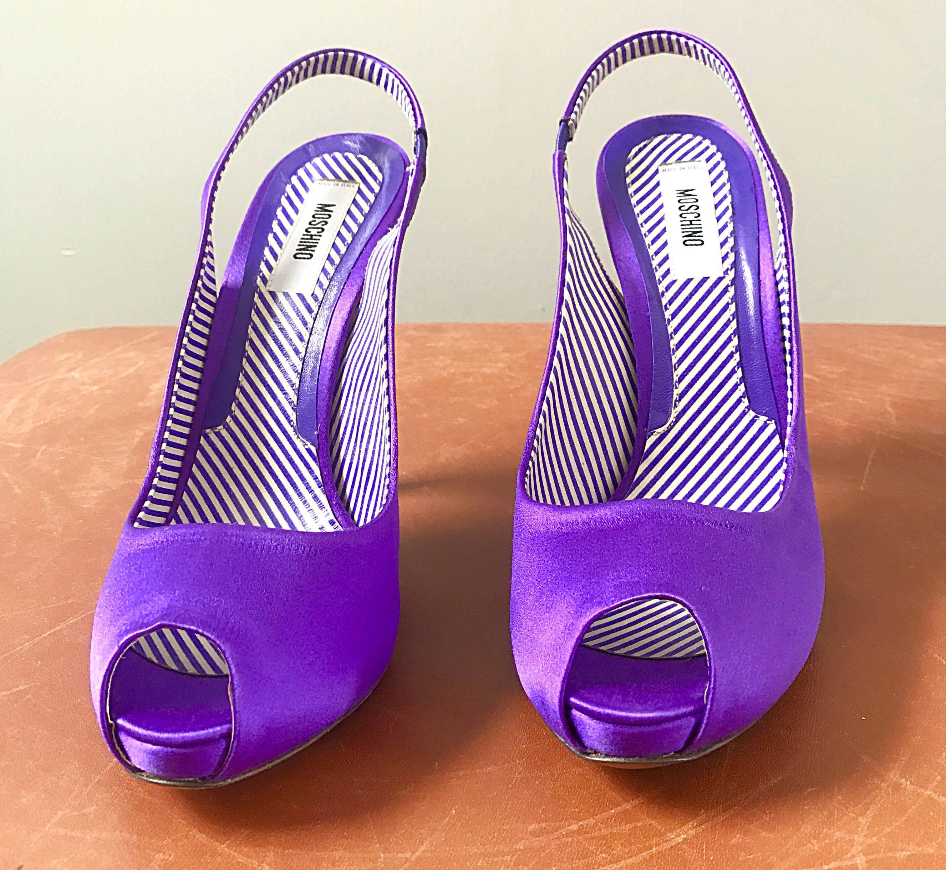 Moschino - Chaussures à talons à bout ouvert en soie violette avec pierres précieuses, taille 9 / 39, état neuf dans leur boîte en vente 1