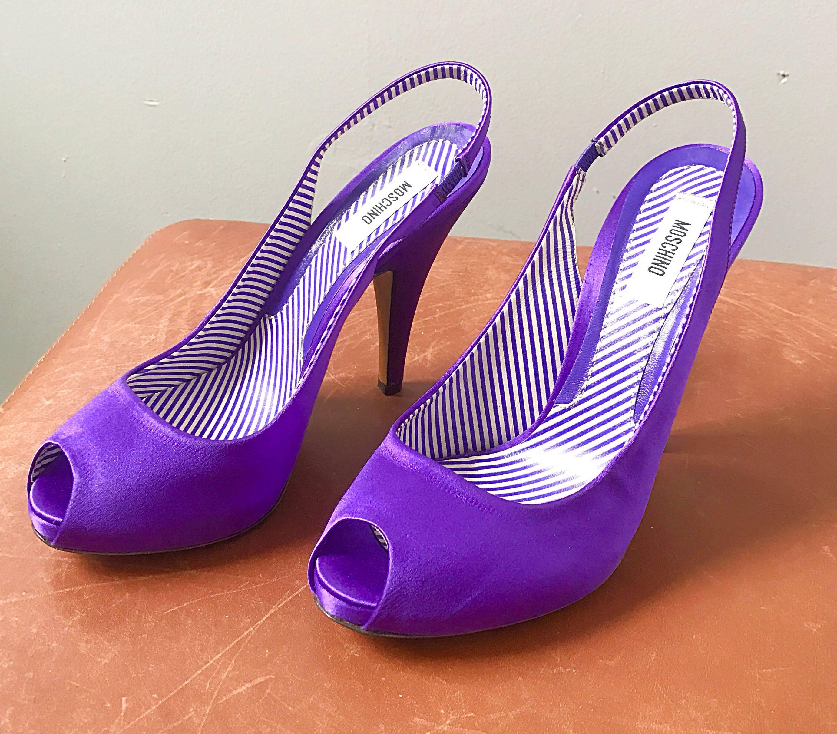 Moschino - Chaussures à talons à bout ouvert en soie violette avec pierres précieuses, taille 9 / 39, état neuf dans leur boîte en vente 2