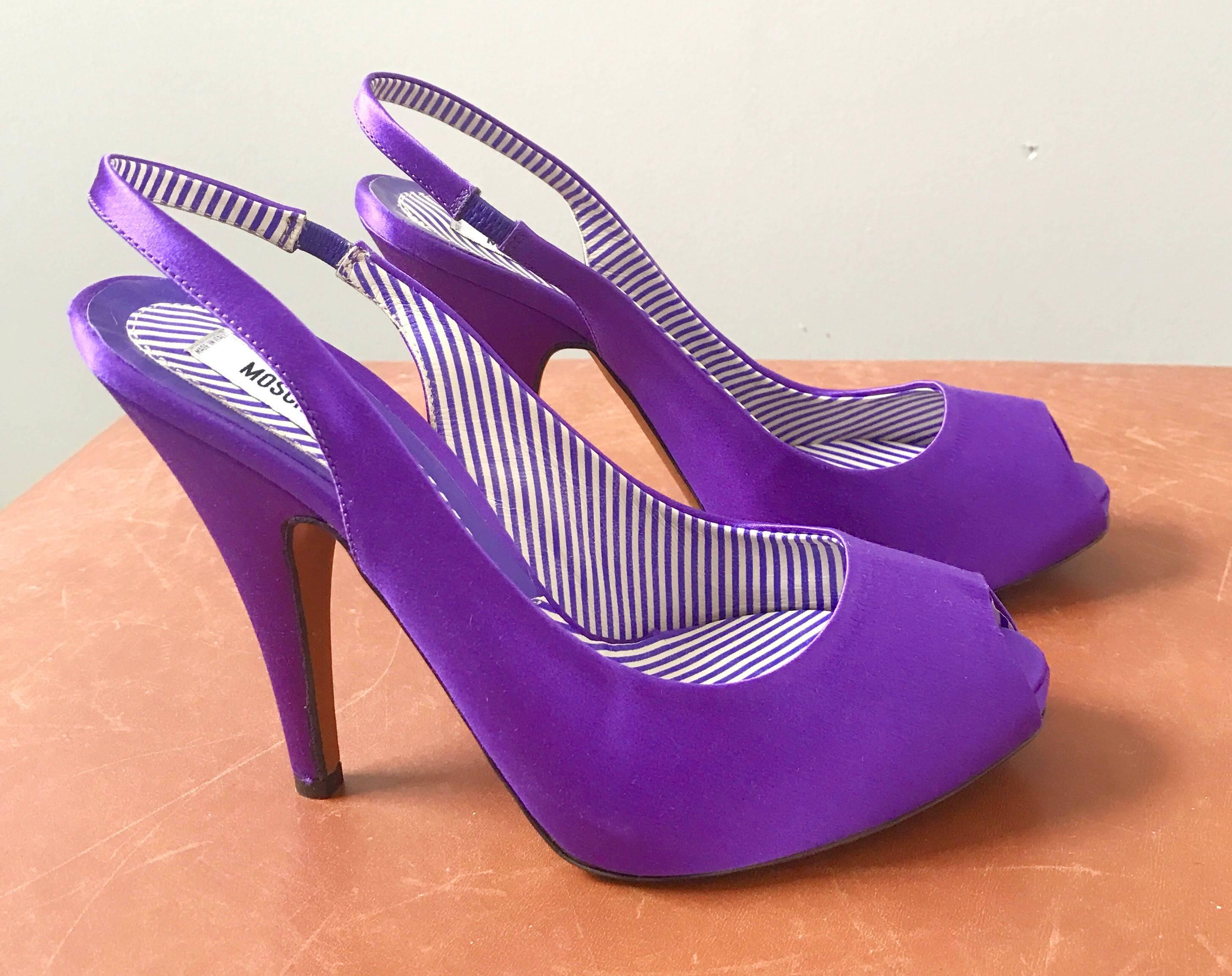 Moschino - Chaussures à talons à bout ouvert en soie violette avec pierres précieuses, taille 9 / 39, état neuf dans leur boîte en vente 3