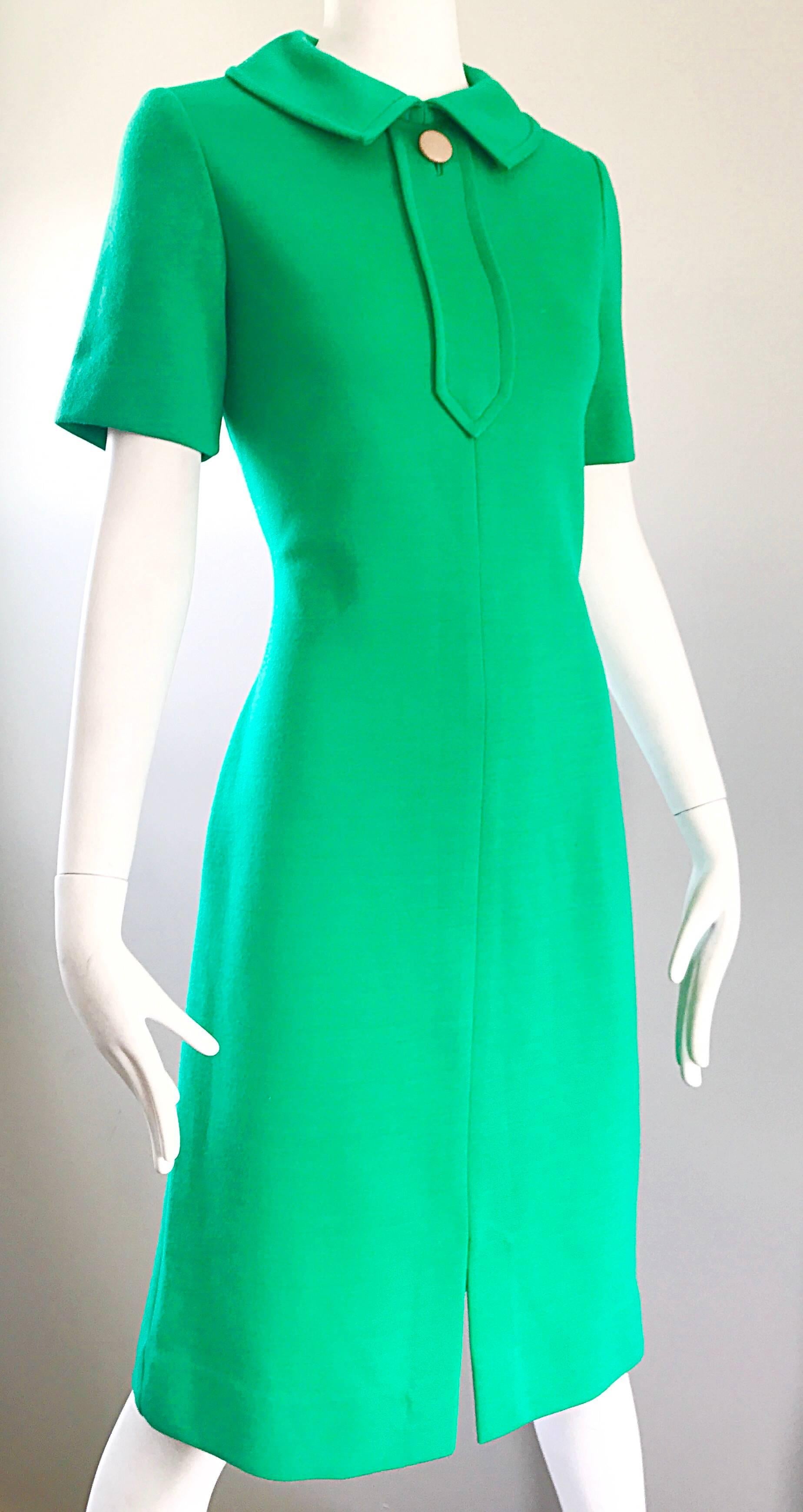 1960er Kelly Grünes Schurwoll-Strickkleid mit kurzen Ärmeln im Vintage-Stil der 1960er Jahre  Damen im Angebot