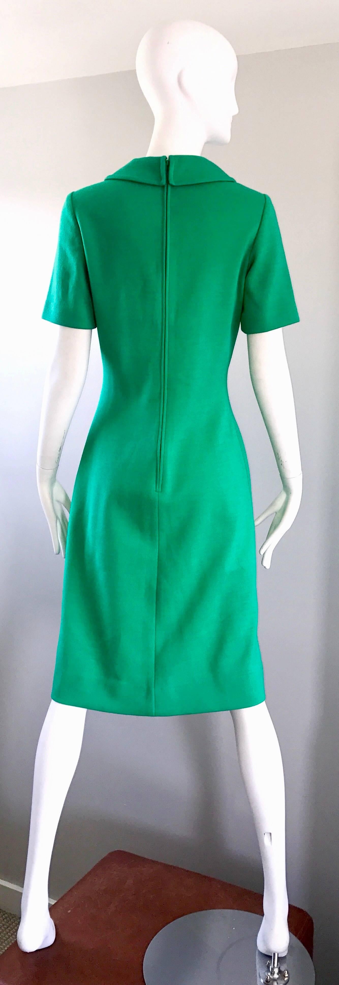 1960er Kelly Grünes Schurwoll-Strickkleid mit kurzen Ärmeln im Vintage-Stil der 1960er Jahre  im Angebot 1