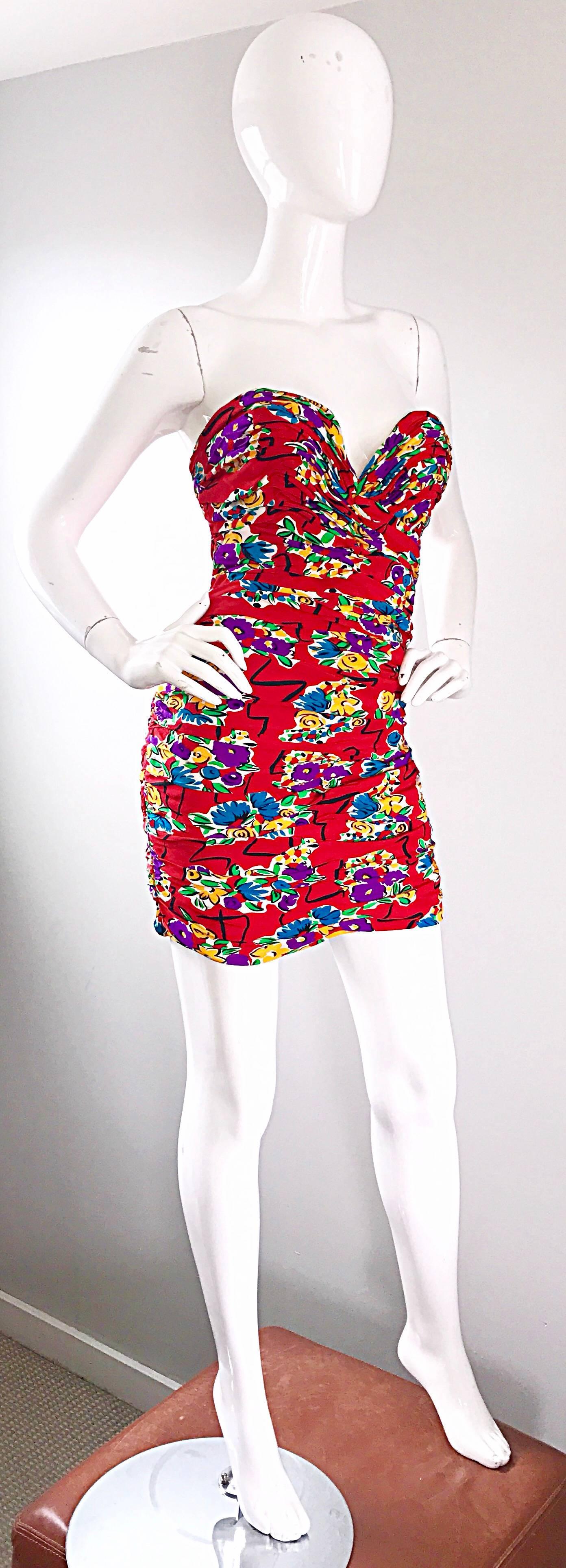 Women's 1980s Vicky Tiel Couture Red Silk Geometric Strapless Sexy Mini Dress Size 40 For Sale