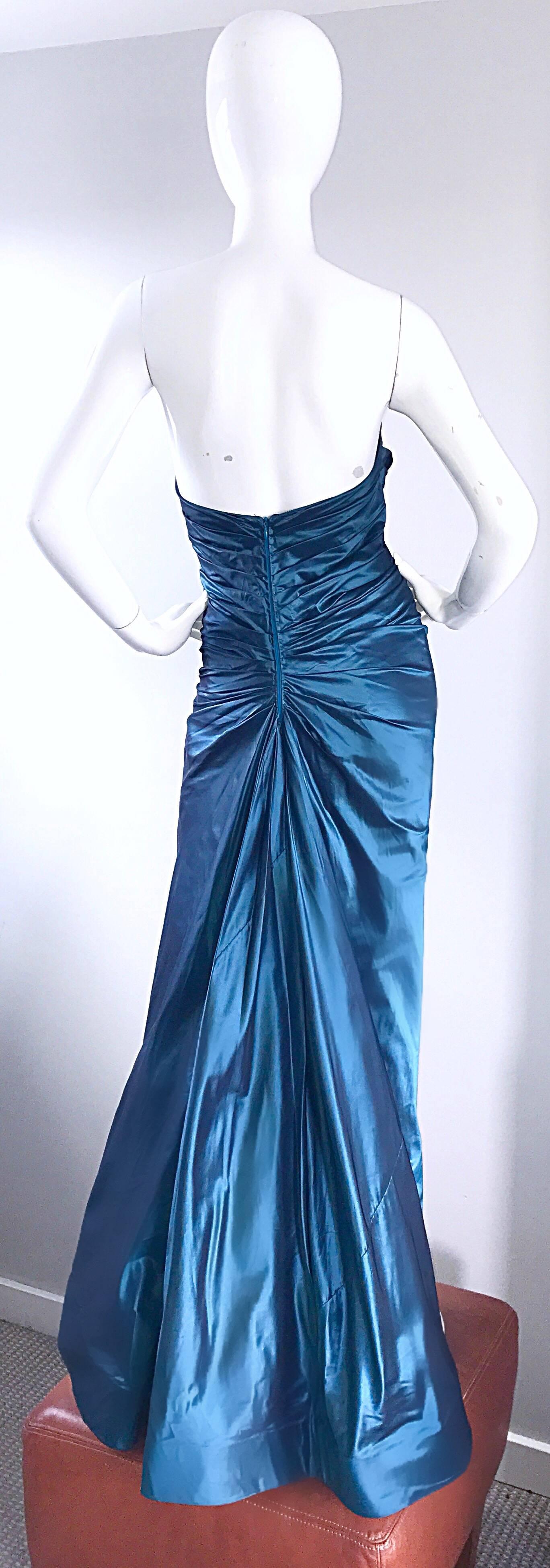 Exceptionnelle robe vintage RONALD NIVELAIS pour BERGDORF GOODMAN en taffetas de soie bleu sans bretelles ! Les fronces flatteuses dissimulent tous les défauts. Dos dramatique, avec draperies et plis. La qualité de la couture avec une telle