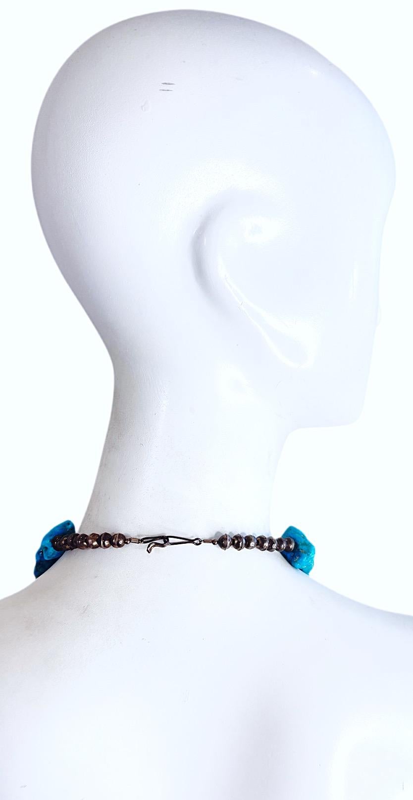 Collar vintage Navajo Chunky Turquoise Nugget con cuentas de banco de ley años 70 en Excelente estado para la venta en San Diego, CA