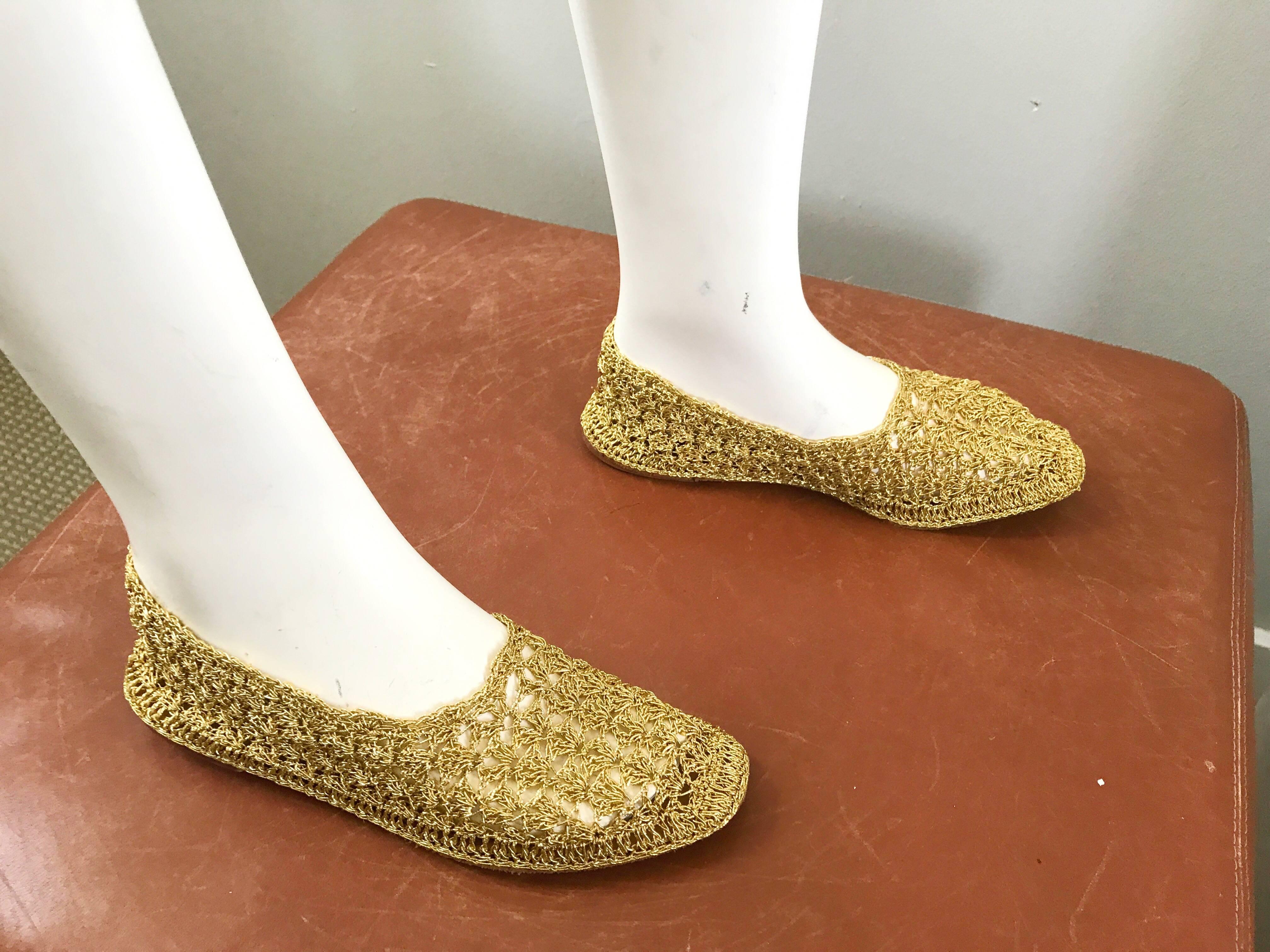 Rare and simply amazing never worn 50s SAKS FIFTH AVE gold metallic raffia ballet flats! Hand woven gold raffia stretches to fit. Leather soled bottom. The perfect pair of everyday comfortable shoes that still exude style! Can easily be dressed up