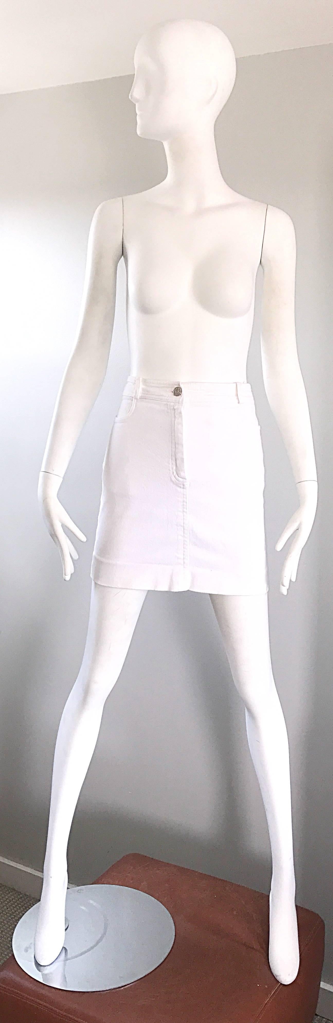 Parfaite mini-jupe vintage CELINE des années 1990 en denim blanc ! Braguette à fermeture éclair avec un bouton argenté sur la ceinture. Poche de chaque côté de la taille, et deux poches au dos. 97% Coton, 2% Polyamade 1% Spandex. Une base