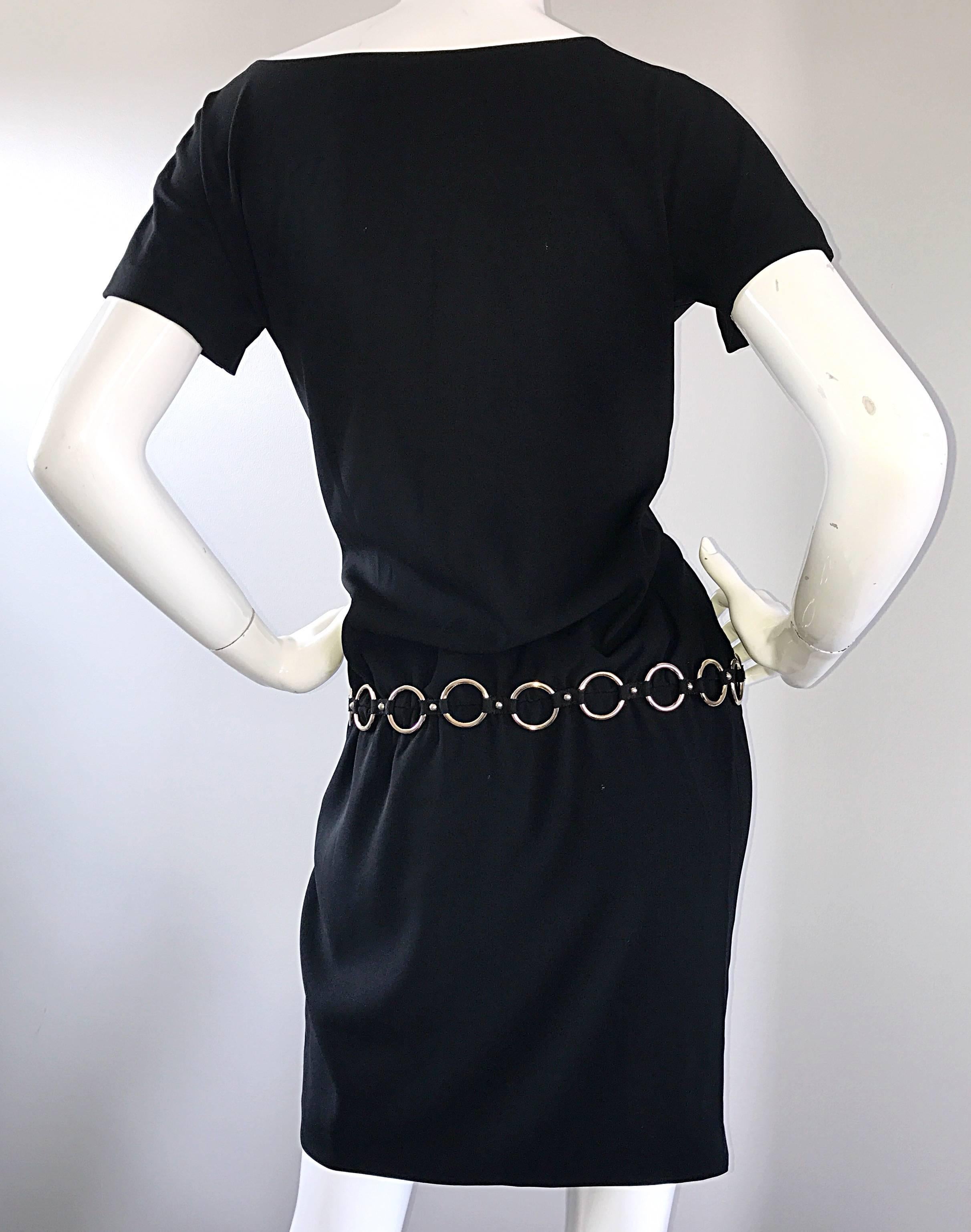 1990s Moschino Cheap & Chic Black Silver Chain Loop Belt Vintage Dress Size 6  In Excellent Condition For Sale In San Diego, CA