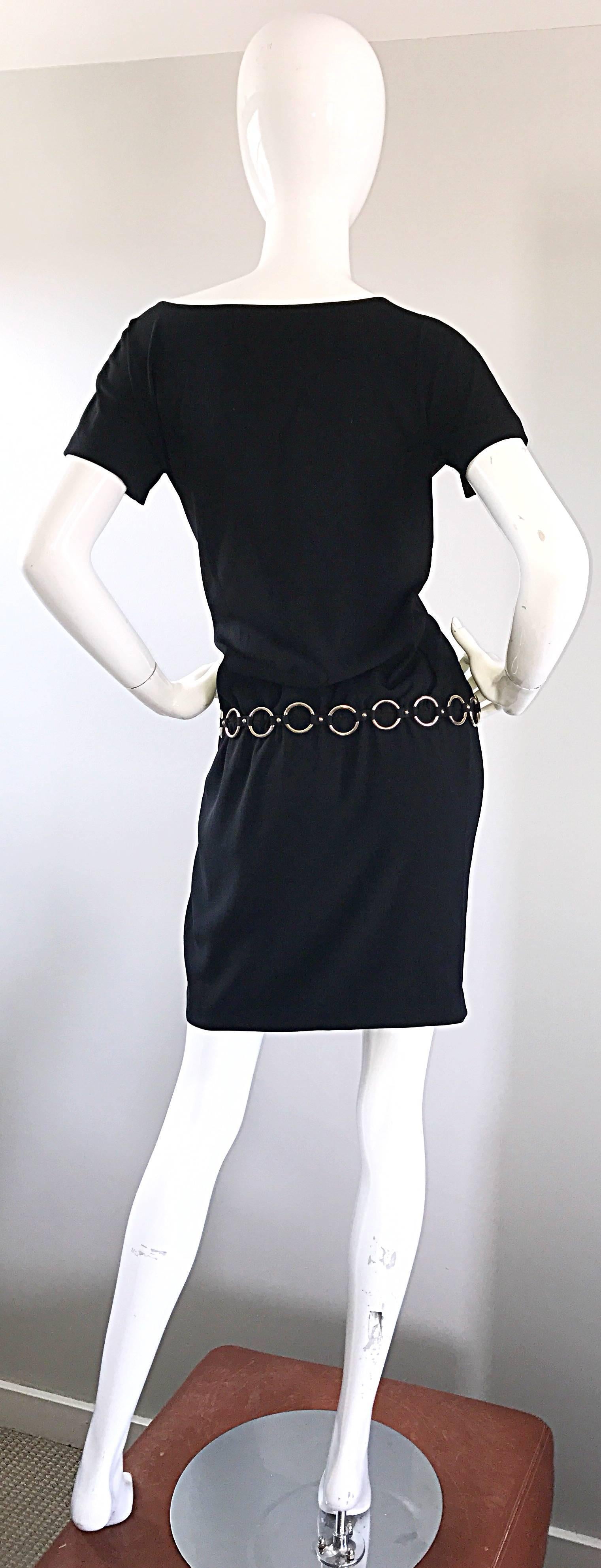 Años 90 Moschino Cheap and Chic Cinturón negro con cadena de plata Vestido vintage Talla 6 en Excelente estado para la venta en San Diego, CA