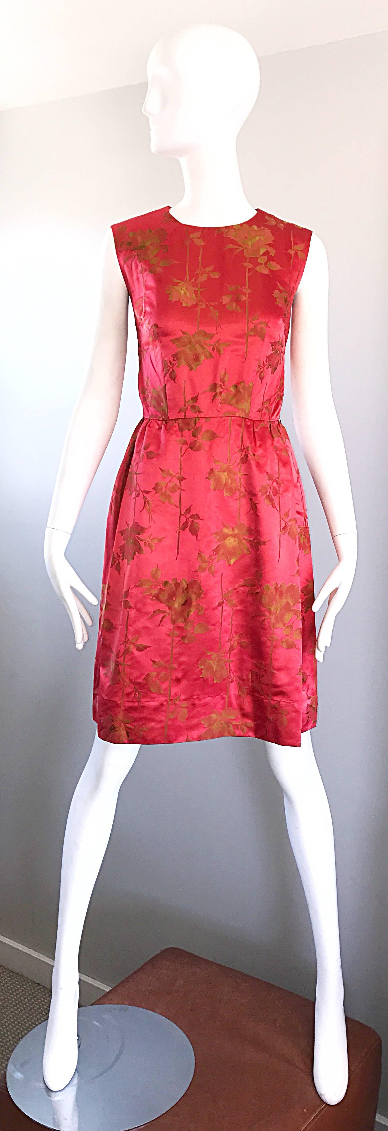 Superbe robe sans manches en satin de soie rouge framboise et or DYNASTY pour I. MAGNIN, milieu/fin des années 1950 ! Ni tout à fait rouge, ni tout à fait rose, ce magnifique bijou est orné de fleurs d'influence asiatique en soie brodée d'or.