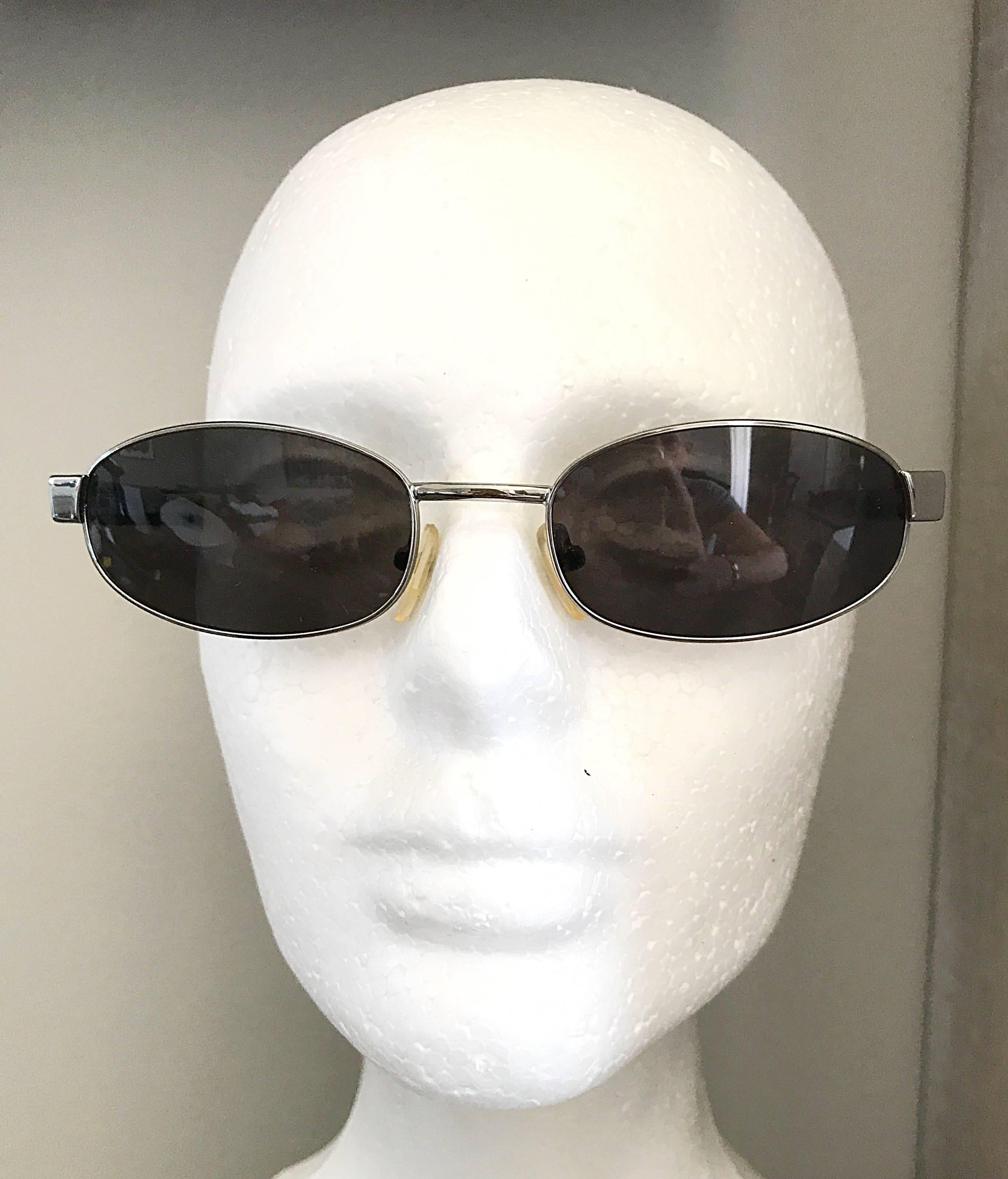Rare TOM FORD for GUCCI sunglasses from Ford's first collection with Gucci in 1995! Features a chic oval shape that looks great on most any head shape! Hard to find black with silver nickel hardware. Style # GG 1640/S. Can easily be worn by a man or
