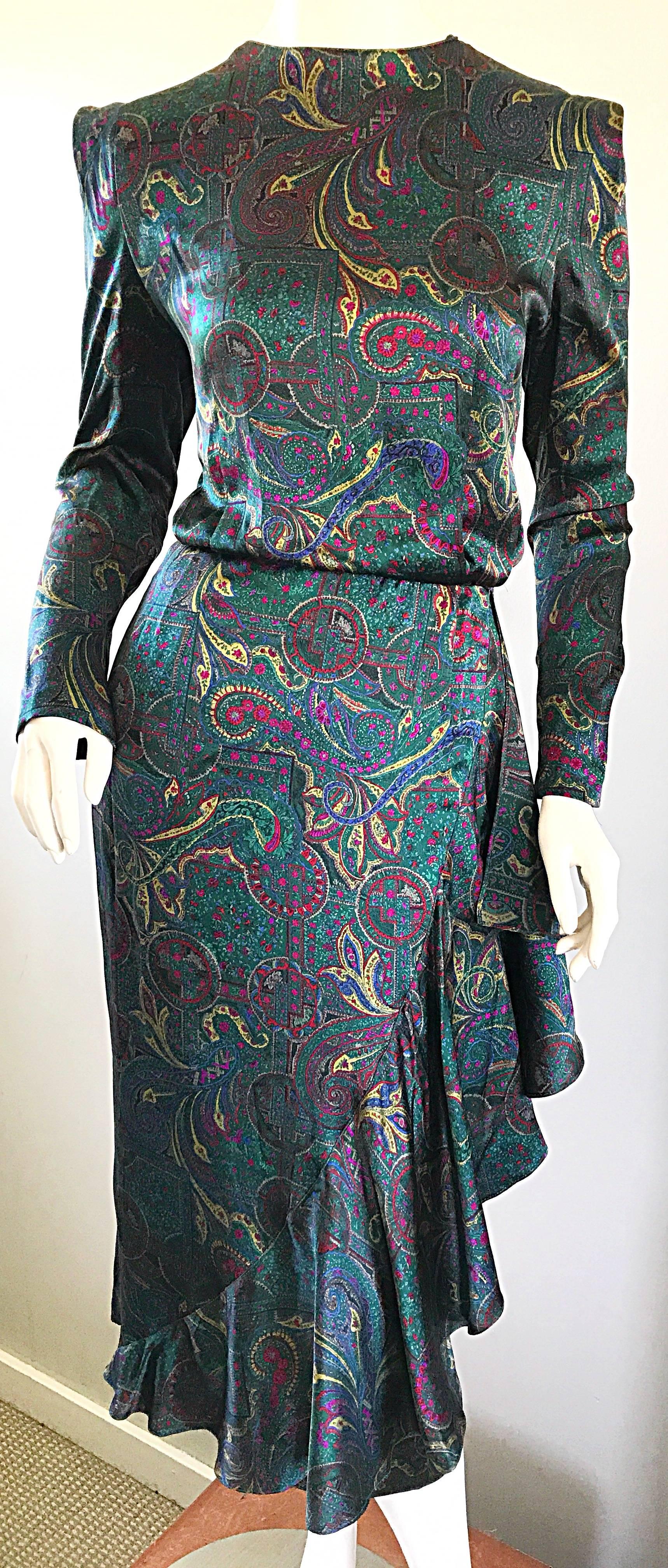 Louis Feraud Pretty Vintage Jewel Tone Size 4 Paisley Silk Long Sleeve Dress  In Excellent Condition For Sale In San Diego, CA