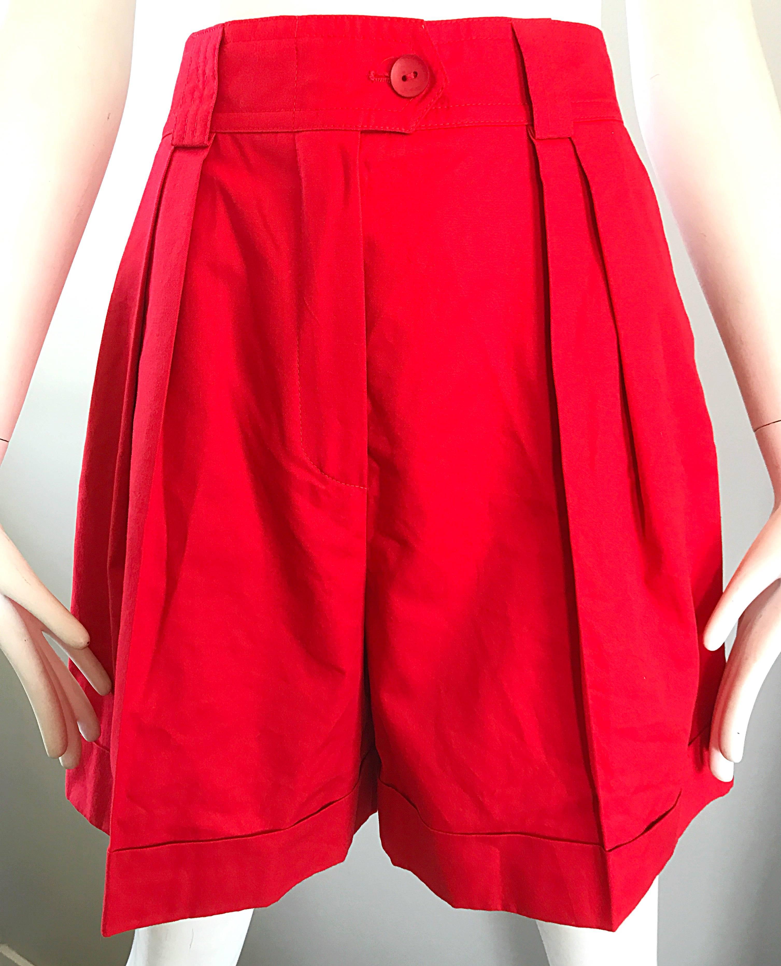 Women's Chic Vintage Escada by Margaretha Ley 1990s Lipstick Red 80s Pleated Shorts 38 For Sale