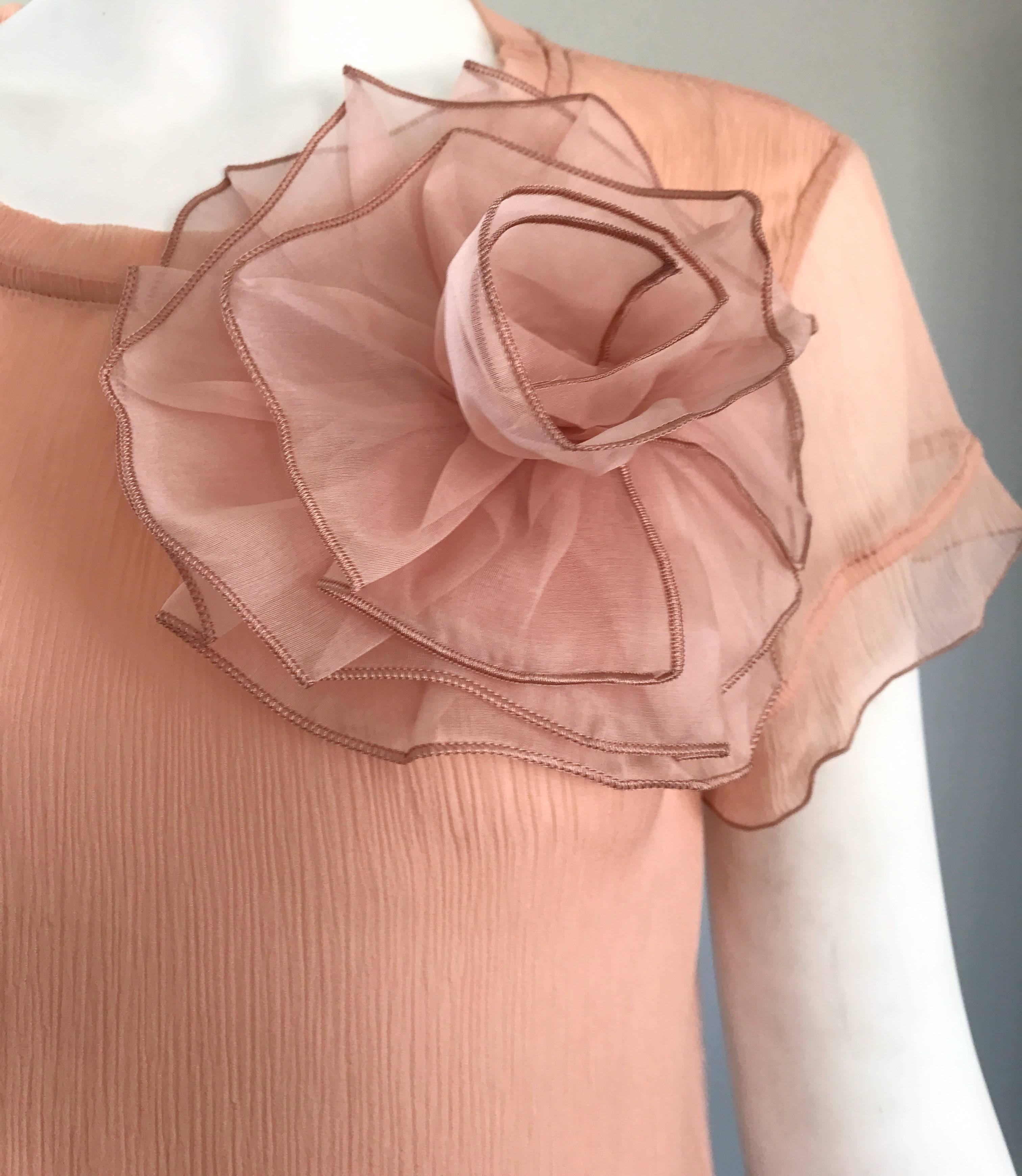 Wunderschöne Vintage 90er ANNA MOLINARI für BLUMARINE hellrosa / lachsfarbener halbdurchsichtiger Seidenchiffon Kurzarmbluse! Luxuriöser doppellagiger Chiffon umspielt den Körper perfekt. Die abnehmbare Avantgarde-Blumenapplikation aus Chiffon in