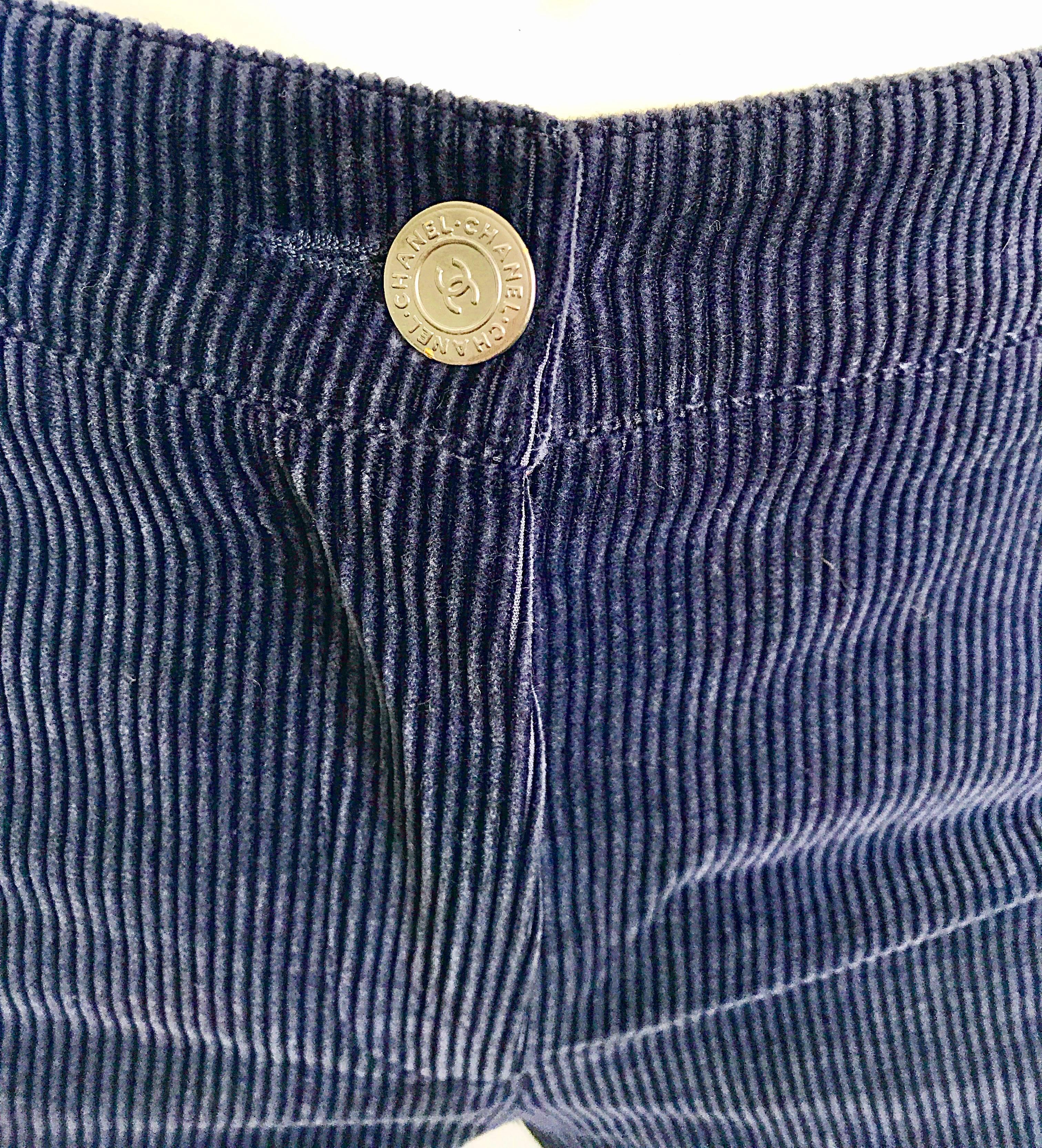 Chanel 2003 Sz 40 Navy Blue Corduroy Mid Rise Slim Fit Capri Pants Pedal Pushers In Excellent Condition For Sale In San Diego, CA