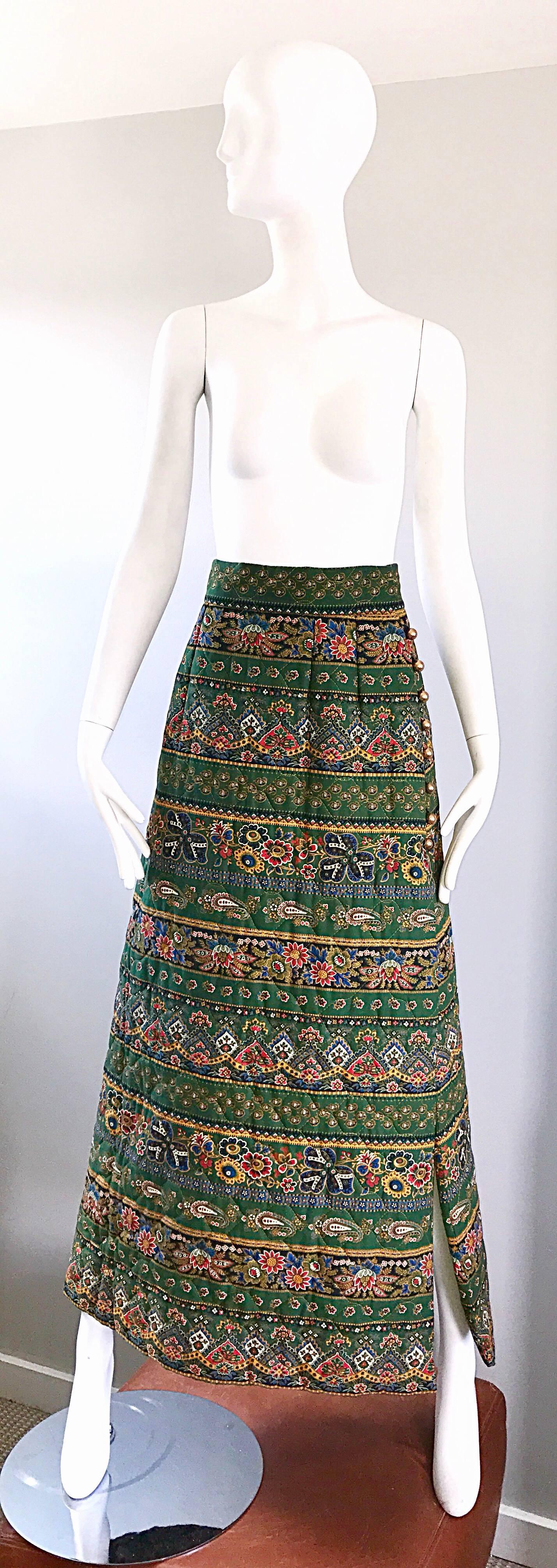 Maxi gonna chic anni '70 in cotone boho BONWIT TELLER! Presenta un morbido cotone trapuntato con un vivace sfondo verde. Stampe colorate paisley e floreali in arancione, arancione bruciato, blu, giallo, bianco e marrone. Bottoni a sfera dorati sul
