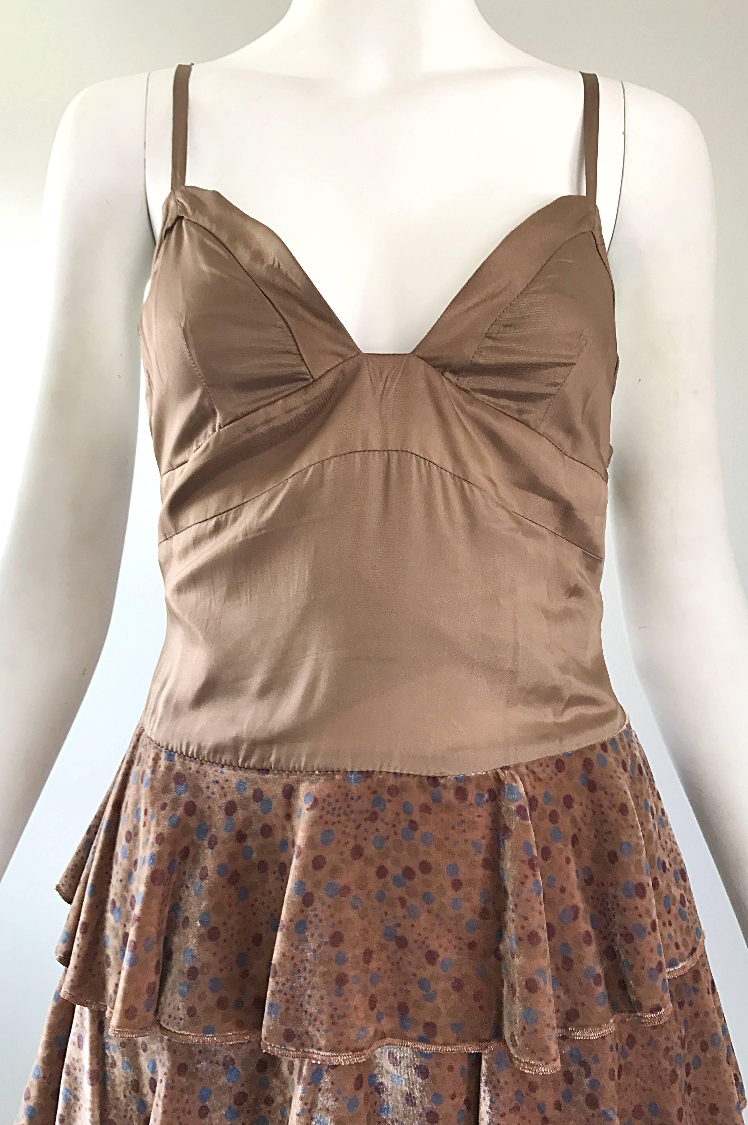 Marc Jacobs Laufsteg 1920er Jahre Flapper Style Taupe Größe 2 gestreiftes gepunktetes Kleid (Braun) im Angebot