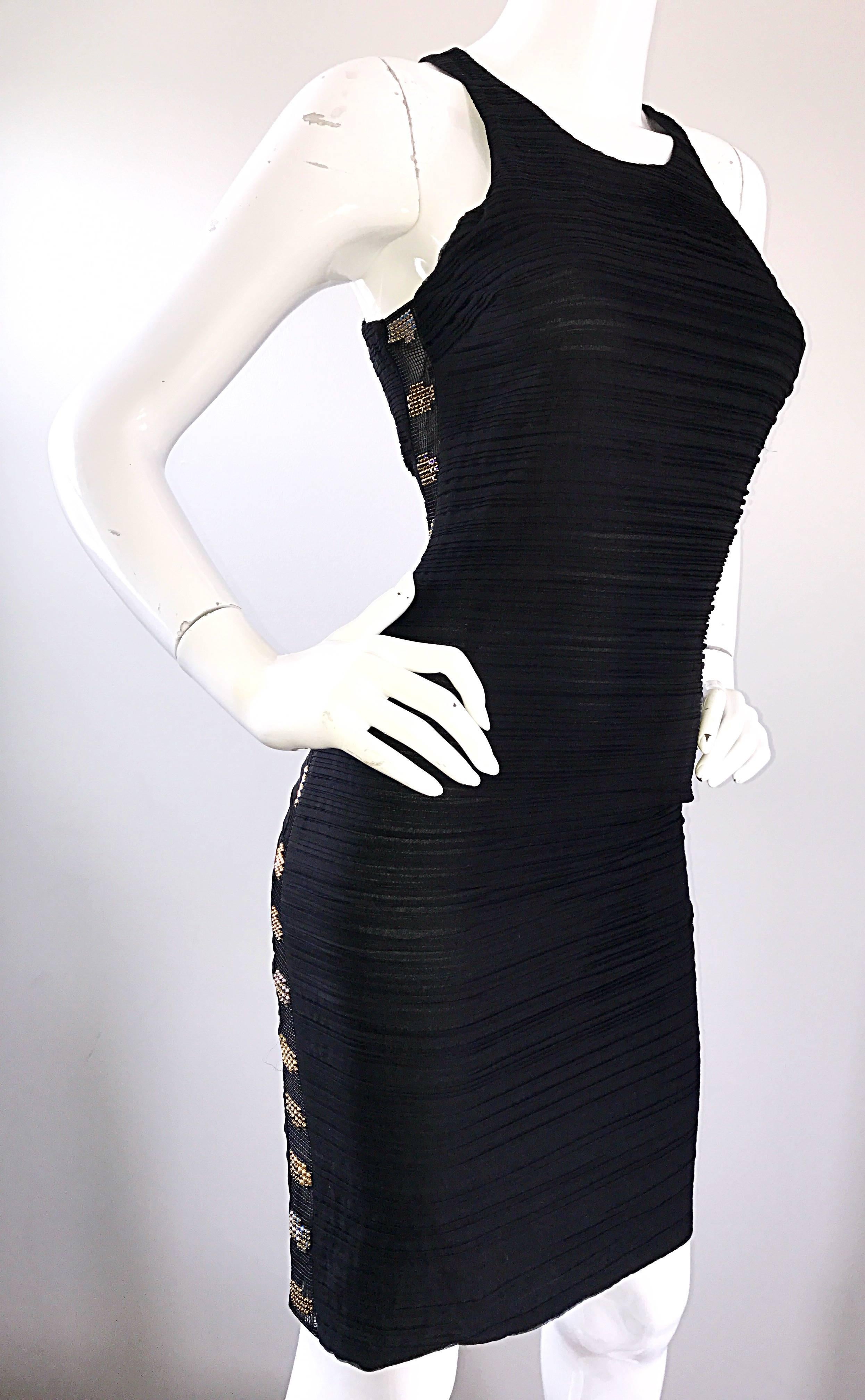 Robe moulante vintage Gianni Versace en soie noire à découpes latérales et strass (années 1990)  Pour femmes en vente