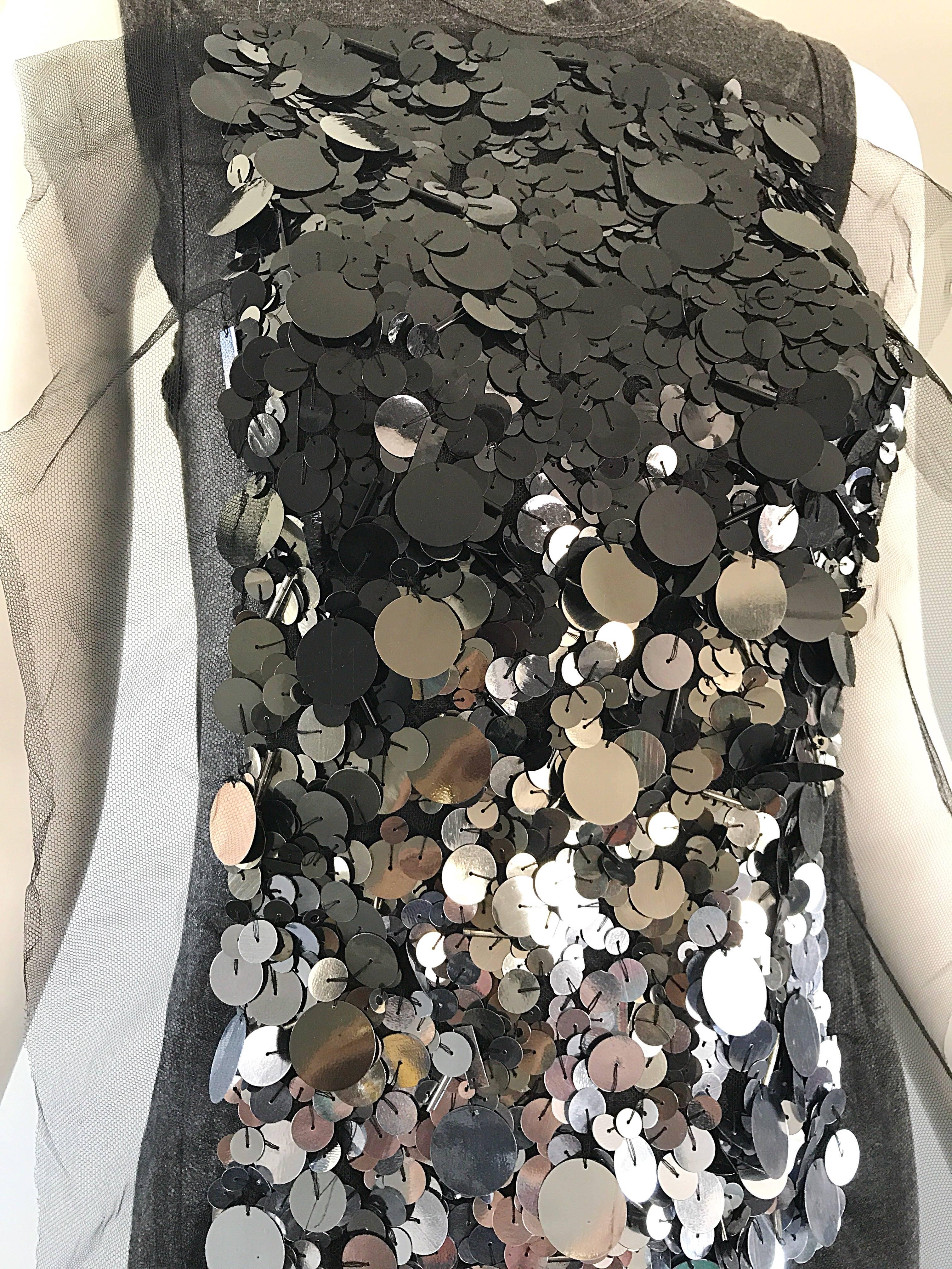 1990er Vera Wang Anthrazitgraues ärmelloses Vintage-Bluse-Top aus Tüll mit Pailletten (Grau) im Angebot