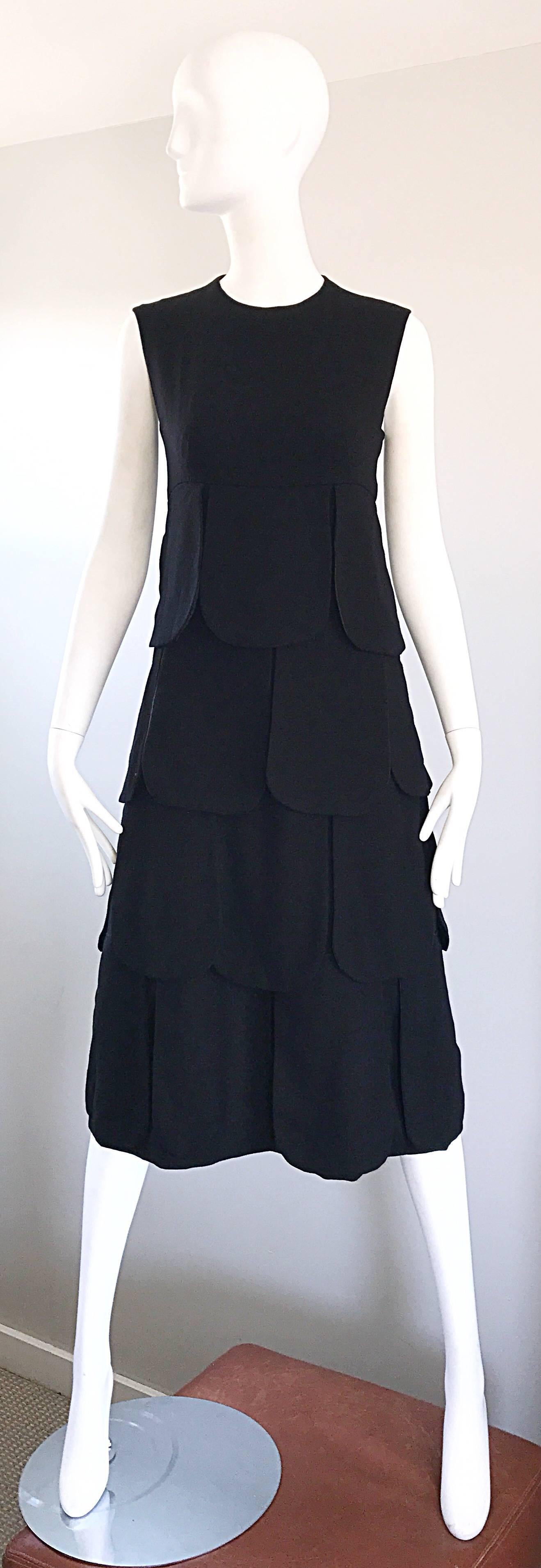 Seltene und ikonische 1960er Jahre PIERRE CARDIN Haute Couture schwarz Space Age Midi-Kleid! Mit Paneelen aus gefütterter schwarzer Wolle, die bei Bewegung toll aussehen! Tailliertes Mieder mit schmeichelhaftem A-Linien-Rock. Durchgehender