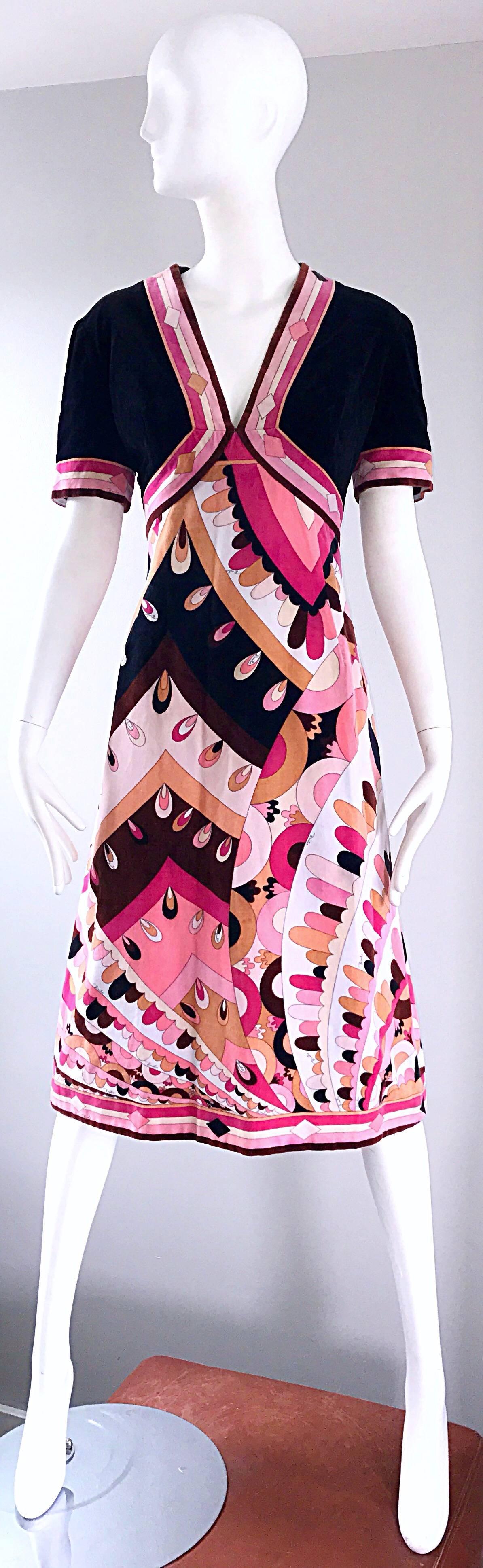 Erstaunliches und seltenes 1960er EMILIO PUCCI kurzärmeliges A-Linien-Kleid aus Samt! Mit dem charakteristischen Kaleidoskop-Print und dem Pucci-Schriftzug, der sporadisch darauf zu sehen ist. Samtstücke von Pucci sind äußerst selten zu finden und