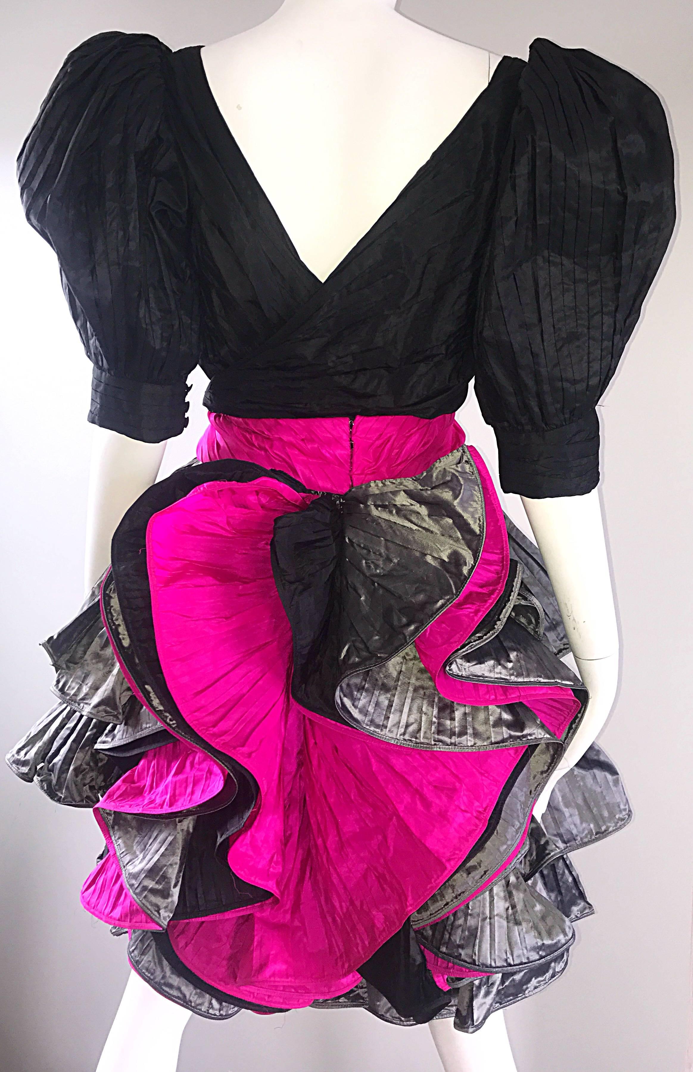 Sensationnelle robe de cocktail vintage PAUL LOUIS ORRIER Couture 1980 / 80s en taffetas de soie ! Il présente un corsage plissé ajusté noir et des manches bouffantes Avant Garde. La ceinture rose fuchsia s'accroche dans le dos. Jupe plissée en
