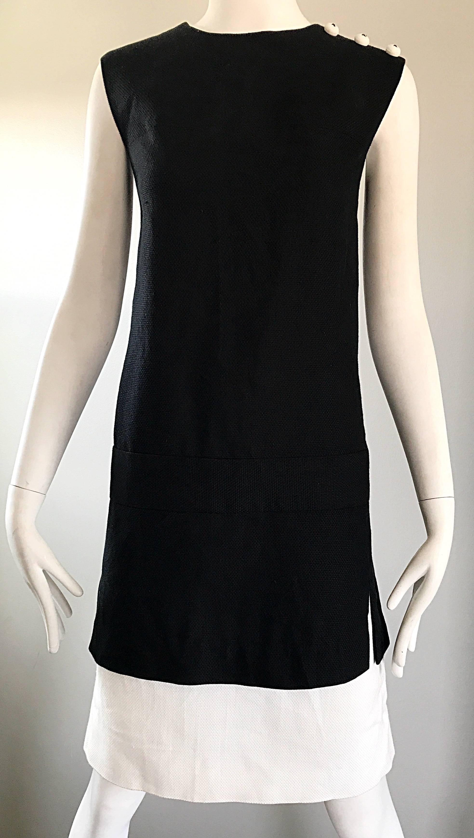 Chic 1960s Howard Wolf Black & White Cotton + Linen Mod Vintage 60s Shift Dress In Excellent Condition For Sale In San Diego, CA