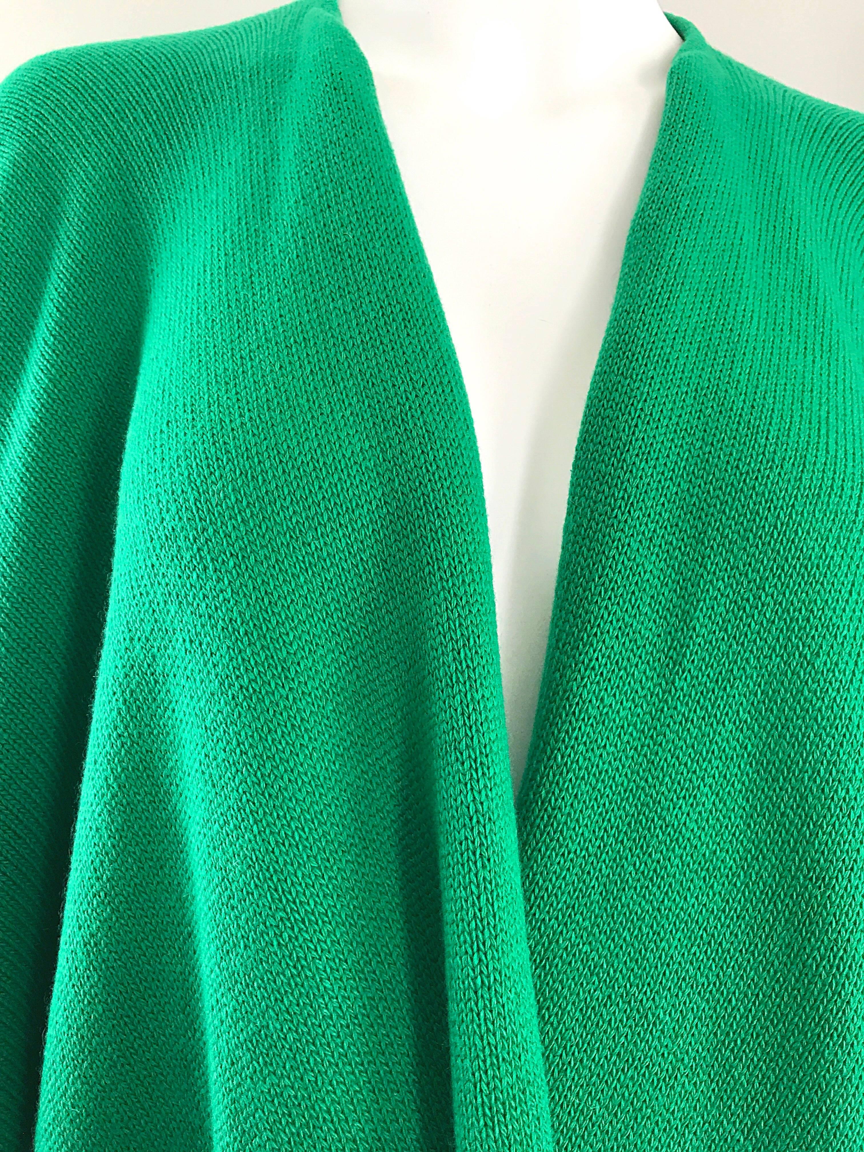  Halston Kelly Green Fabulous Signature Knit Dramatic Sweater Cape, 1970s In Excellent Condition In San Diego, CA