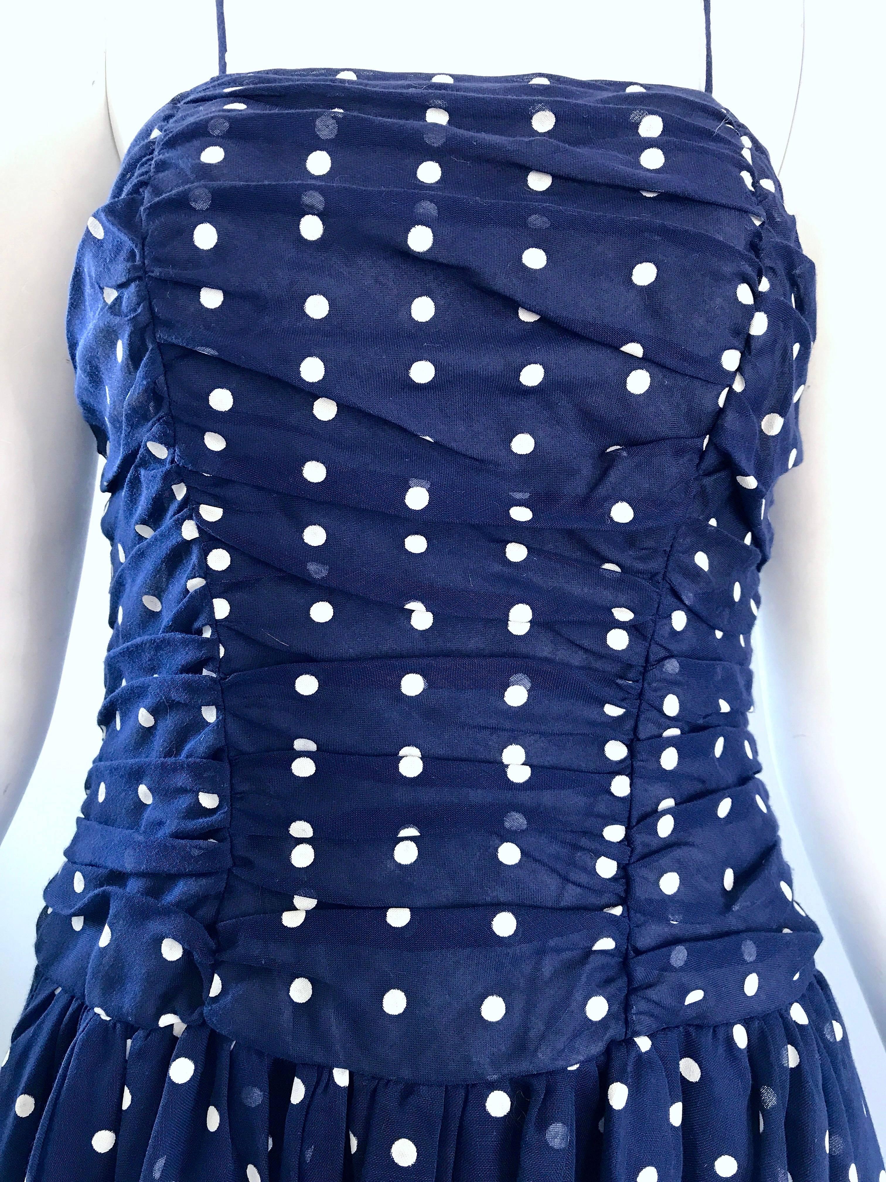 Chic Vintage Marineblaues und weißes handbemaltes gepunktetes ärmelloses gerafftes Kleid mit Tupfen (Violett) im Angebot