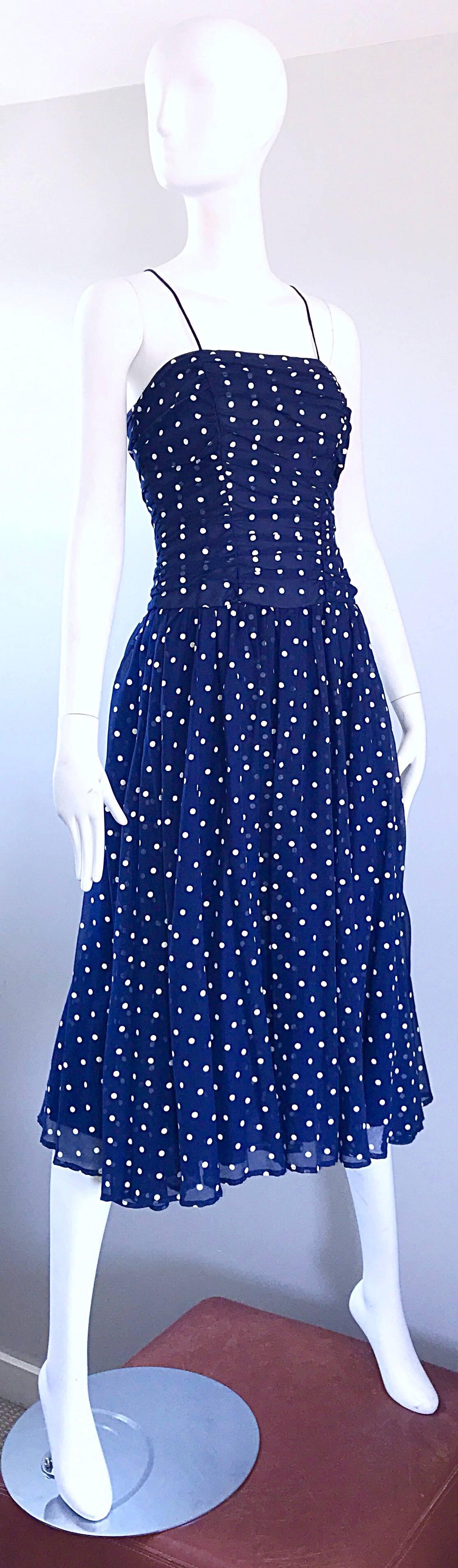 Chic Vintage Marineblaues und weißes handbemaltes gepunktetes ärmelloses gerafftes Kleid mit Tupfen im Zustand „Hervorragend“ im Angebot in San Diego, CA