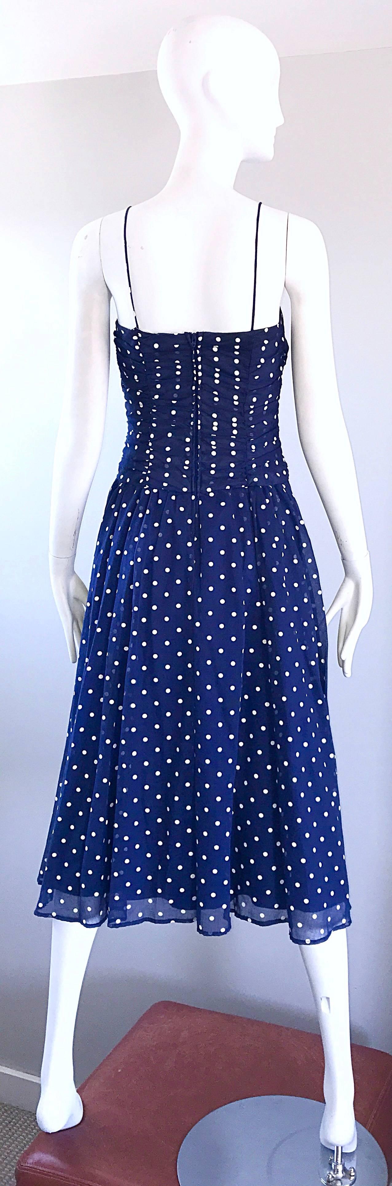 Chic Vintage Marineblaues und weißes handbemaltes gepunktetes ärmelloses gerafftes Kleid mit Tupfen Damen im Angebot