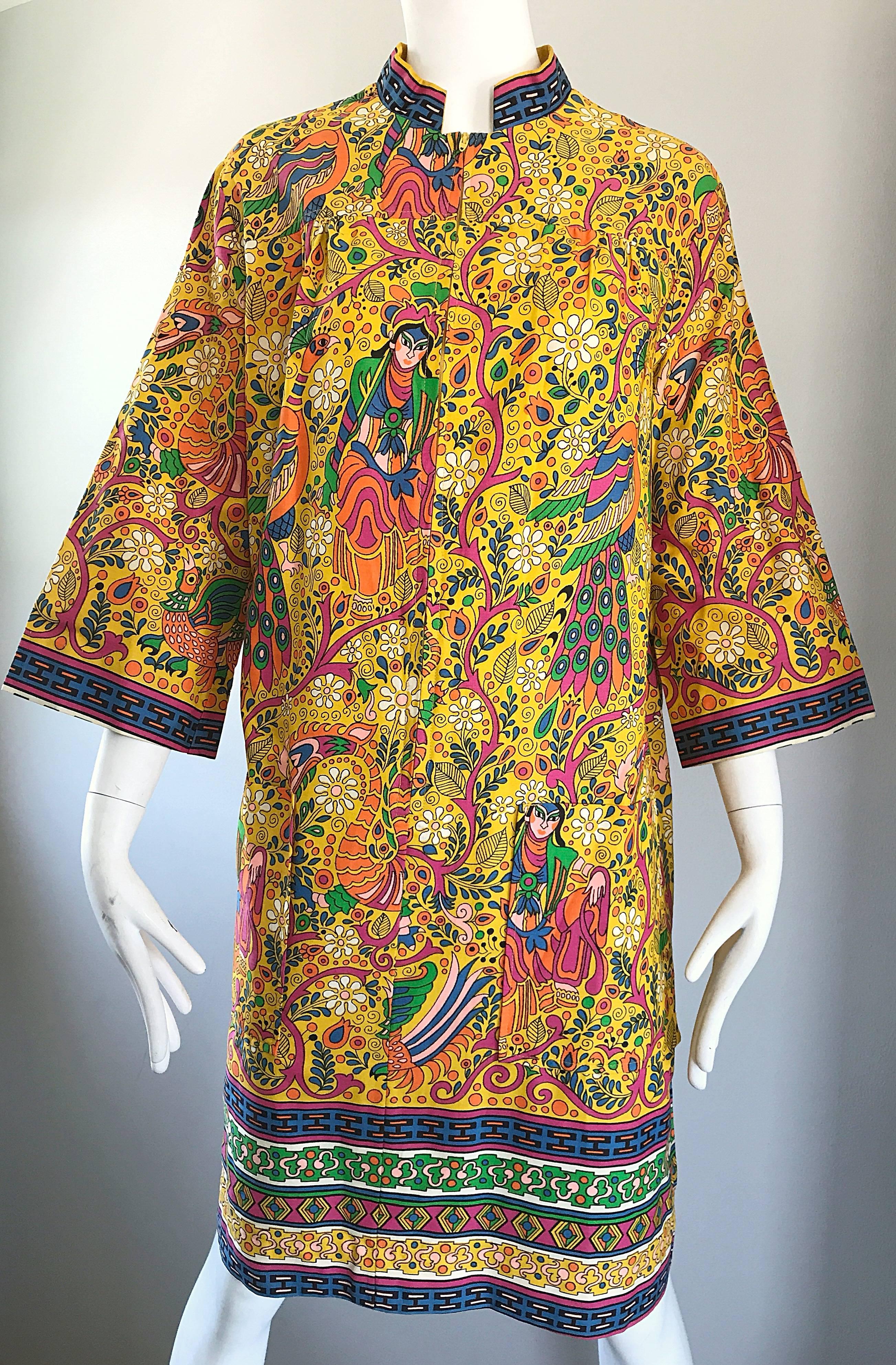 Amazing 1960s Asian Empress Novelty Print Cotton Vintage 60s Tunic Dress  In Excellent Condition For Sale In San Diego, CA