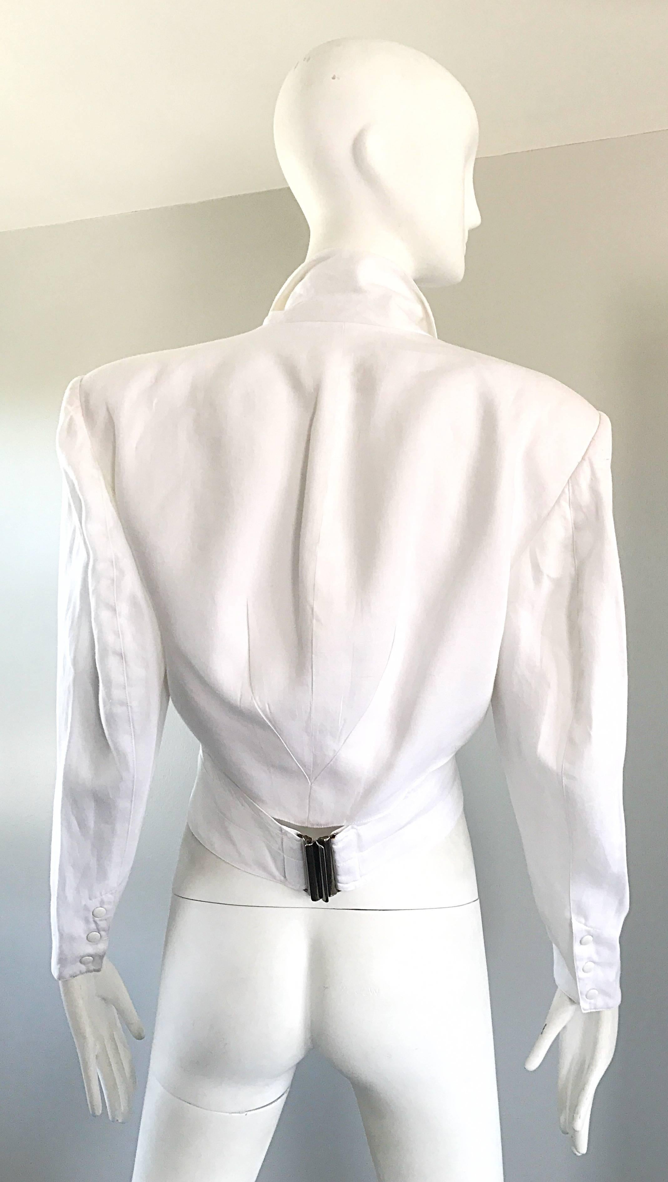 Rare Avant Garde 1980s early CALUDE MONTANA white linen cropped wrap jacket! Features signature Montana lines, with exaggerated shoulder pads, with a wrap style that buckles shut on the back. Slim tailored fit waist, with a forgiving bodice that can