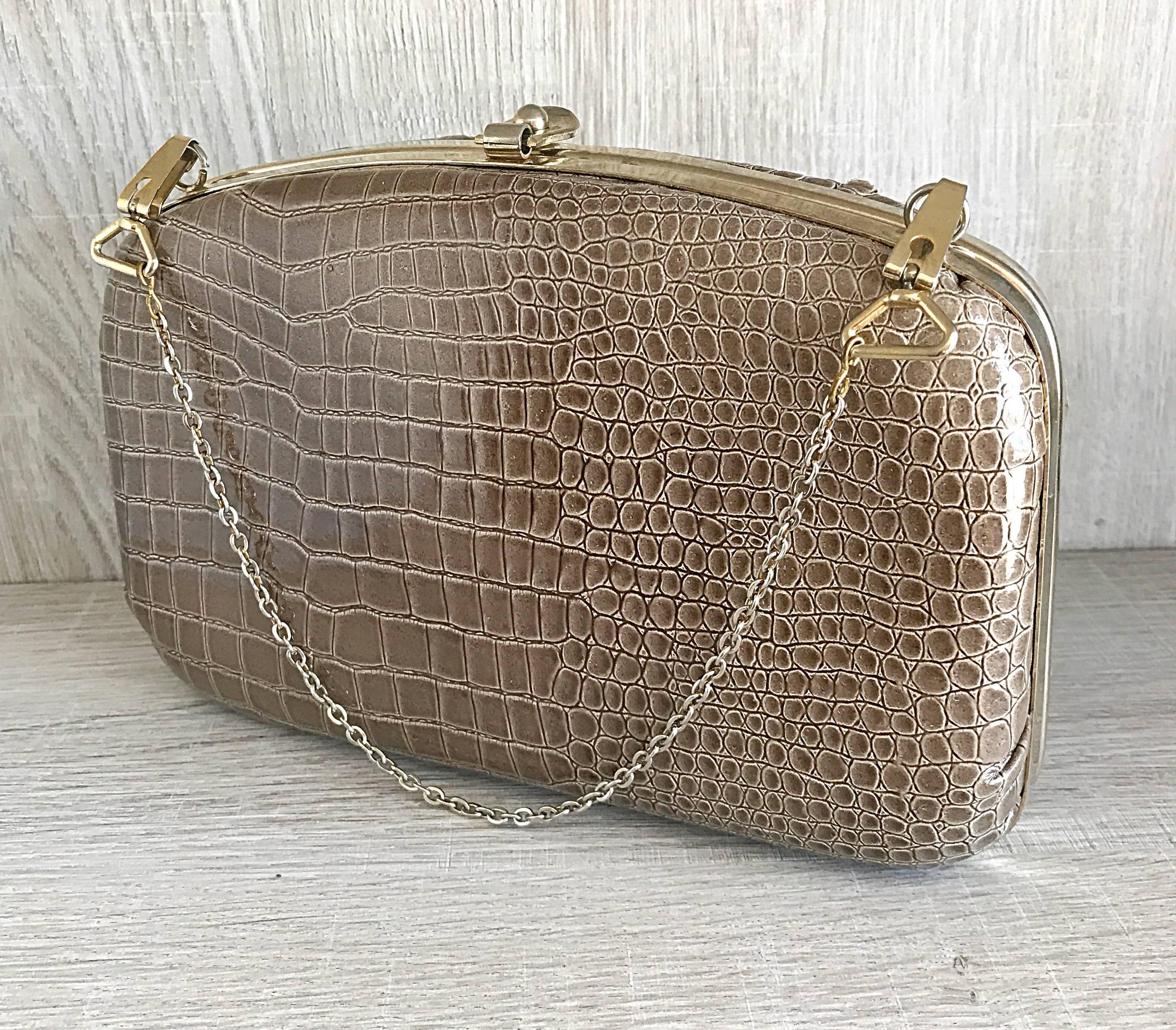 Chic sac en cuir verni gaufré crocodile/alligator des années 1940 de fabrication italienne ! La couleur taupe parfaite est idéale toute l'année, et s'accorde avec tout. Matériel en or pâle, et sangle en chaîne amovible. Le fermoir permet de fermer