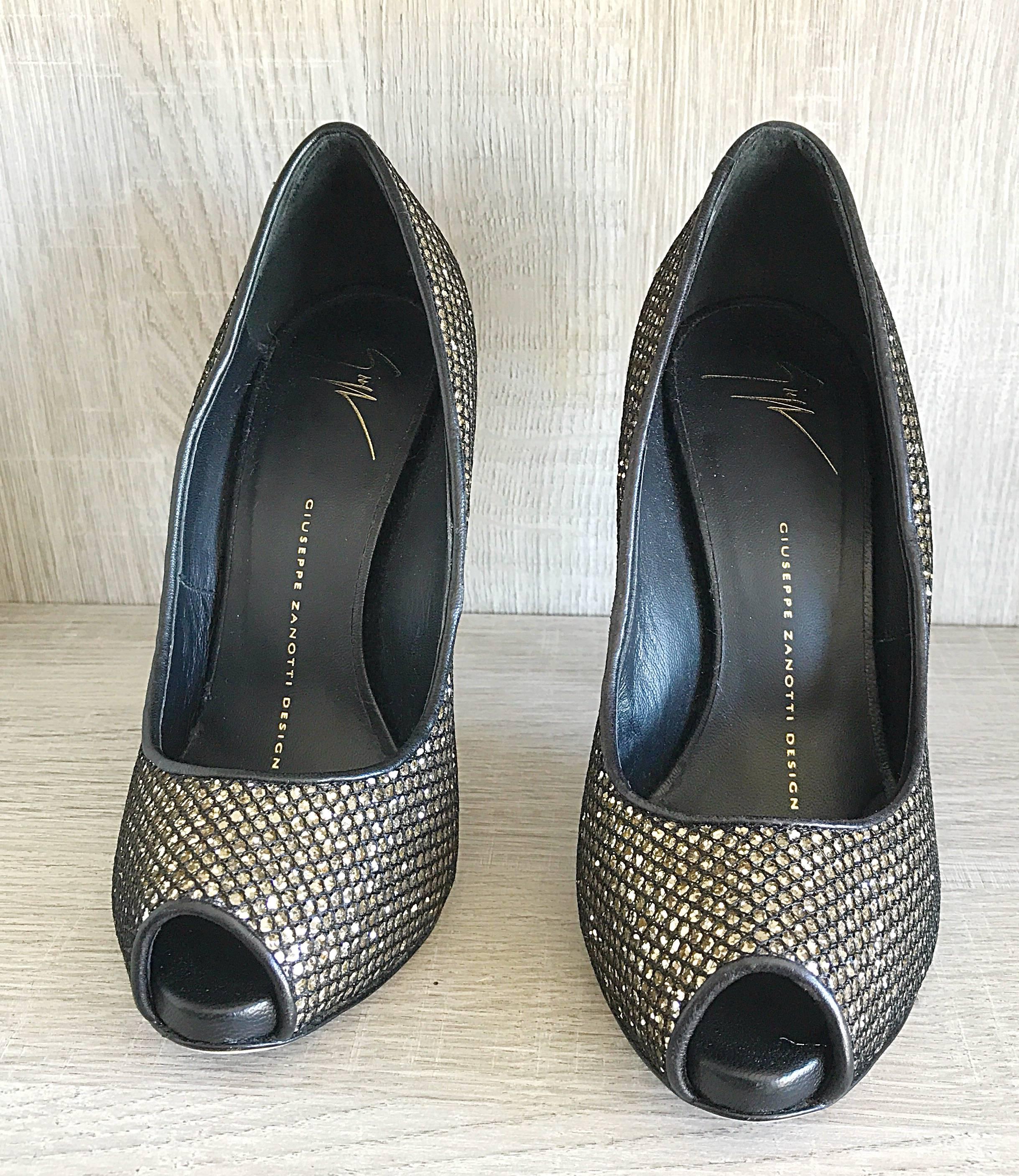 Noir Chaussures à talons hauts Giuseppe Zanotti à paillettes noires et argentées, taille 37 / 7  en vente