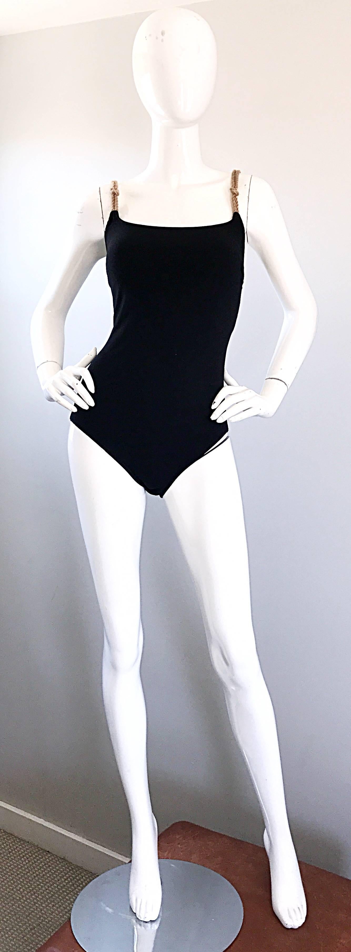 Schicker Vintage BILL BLASS schwarzer einteiliger Badeanzug oder Bodysuit! Mit schicken hellbraunen Seilträgern, die diesem figurbetonten Stück genau die richtige Portion Jazz verleihen! Ideal für den Pool oder den Strand, aber auch perfekt zu