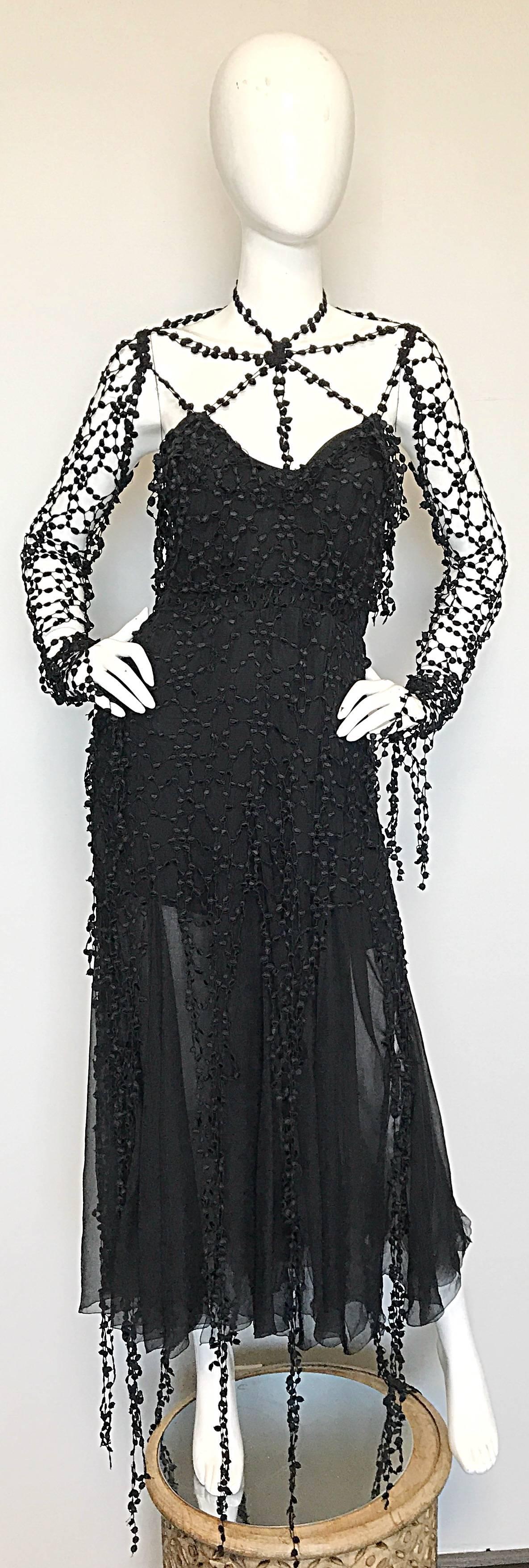 Sensationelles Vintage 1990er KARL LAGERFELD Couture schwarzes Seidenchiffon 'Spiderweb' Gothic Abendkleid! Mit handgehäkeltem Overlay an Körper:: Rock und Ärmeln. Verdeckter Reißverschluss an der Seite mit mehreren Haken- und Ösenverschlüssen.