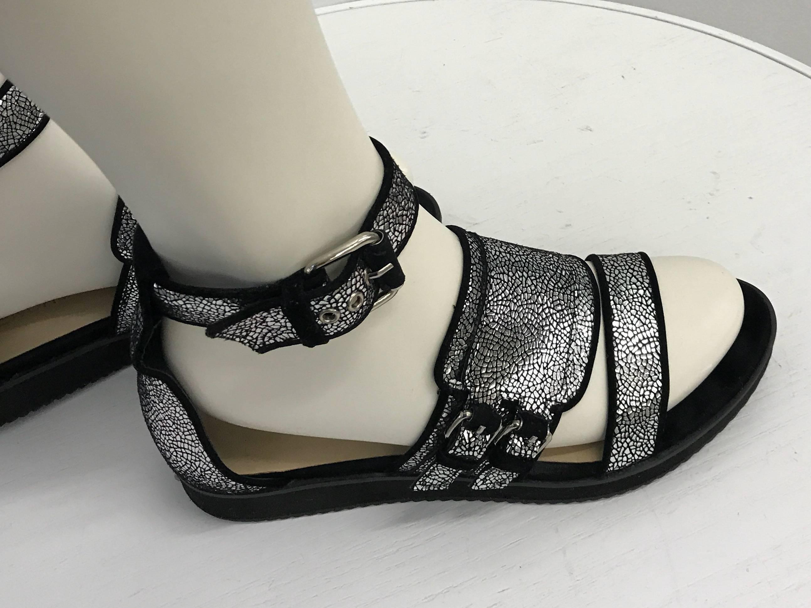 New Givenchy by Ricardo Tisci Size 39 / 9 Silver Metallic + Black Flat Sandals  In Excellent Condition In San Diego, CA