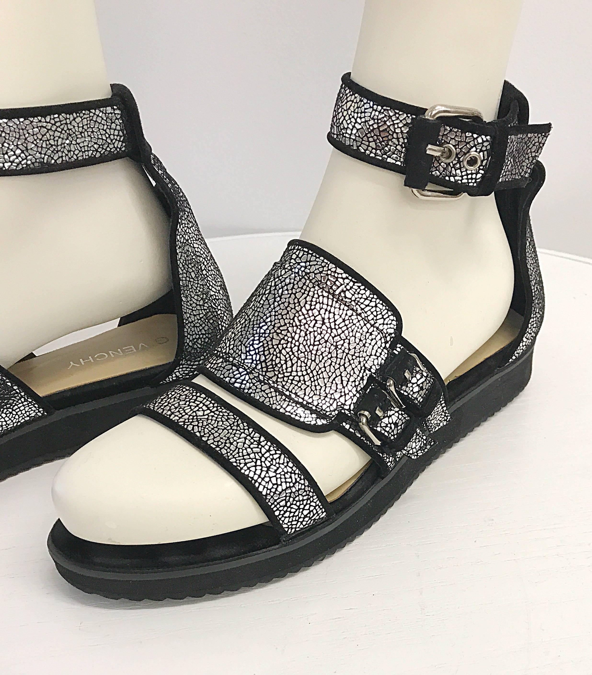 New Givenchy by Ricardo Tisci Size 39 / 9 Silver Metallic + Black Flat Sandals  4