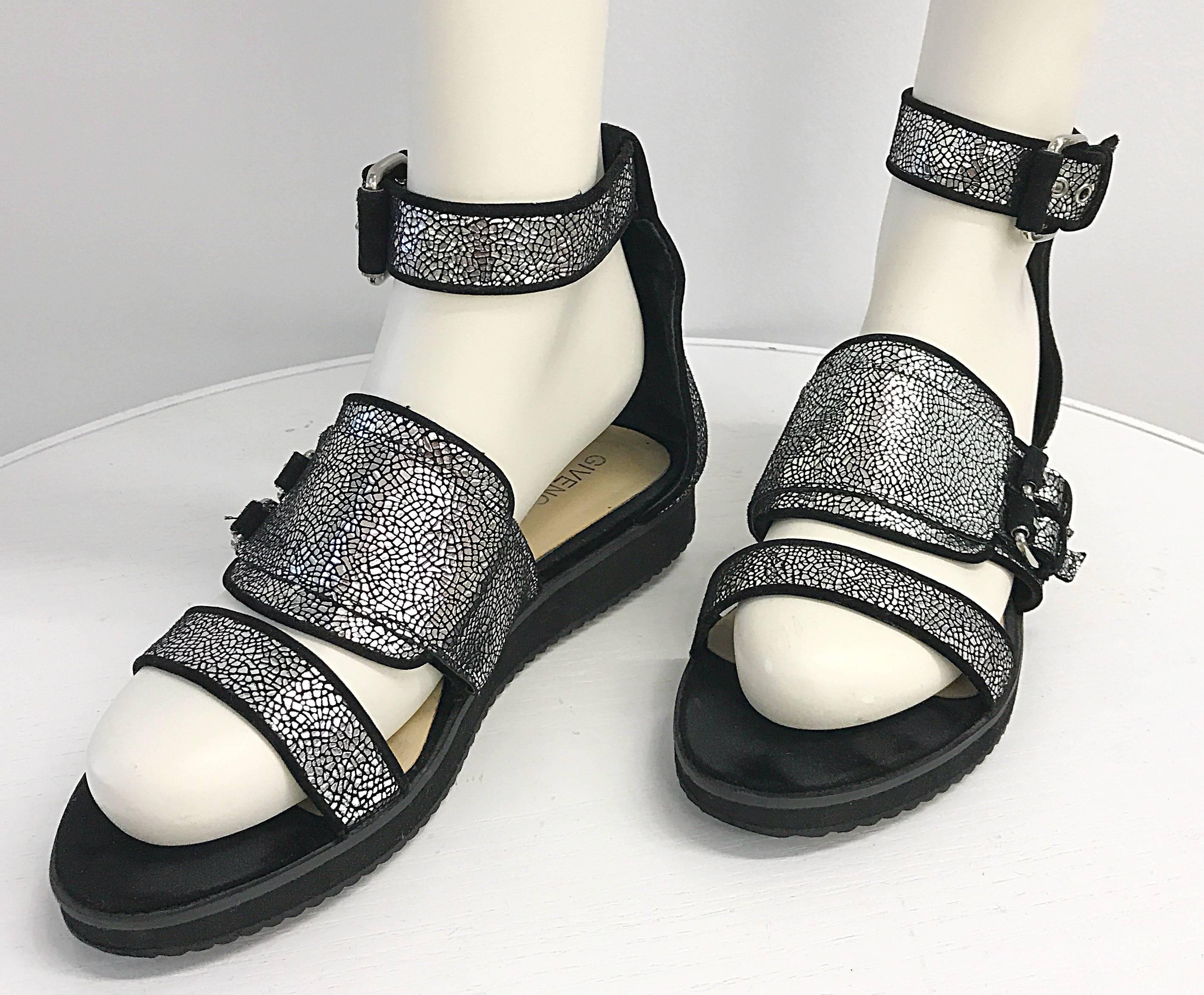 New Givenchy by Ricardo Tisci Size 39 / 9 Silver Metallic + Black Flat Sandals  5