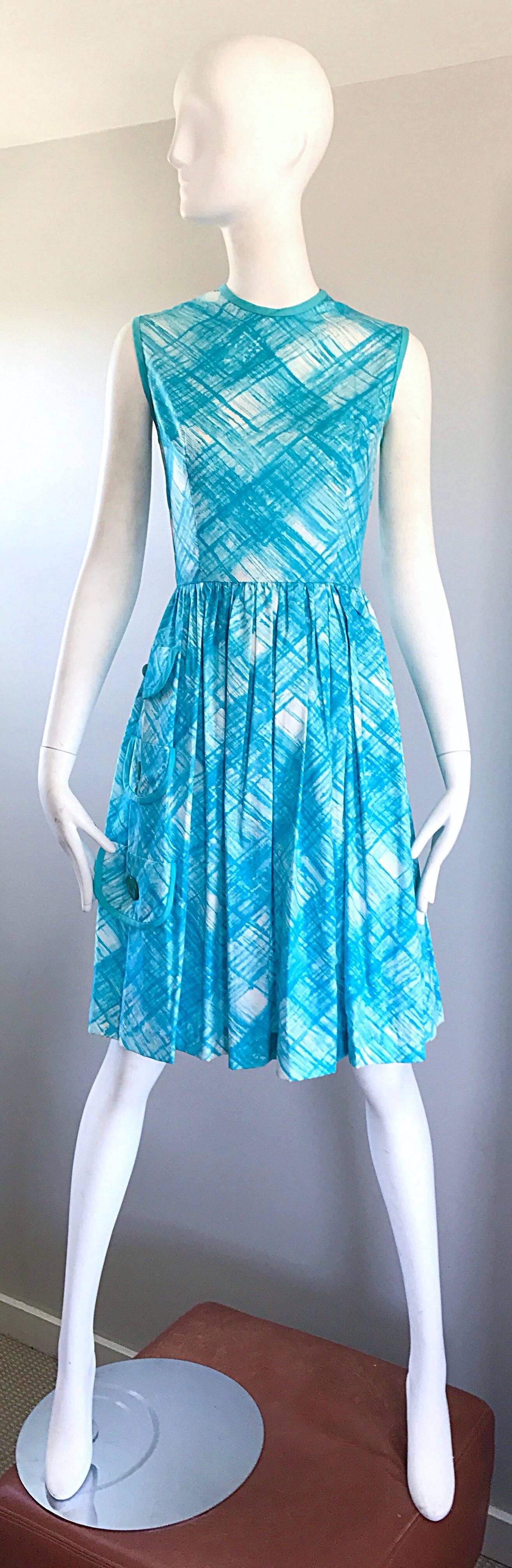 1950er Türkisblaues und weißes, diagonal kariertes Kleid aus Baumwolle + Rayon Fit n Flare aus den 1950er Jahren (Blau) im Angebot