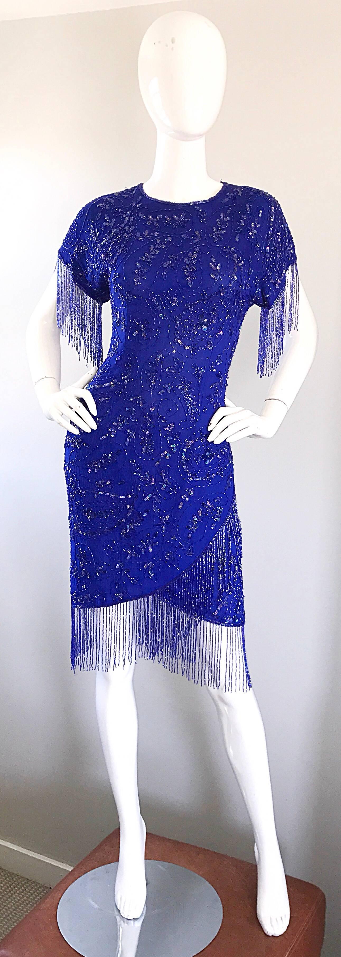 Unglaubliche 90er Jahre königsblau Seide voll Perlen und Pailletten ausgefranst Flapper-Stil kurze Ärmel Kleid! Das gesamte Kleid ist mit Tausenden von handgenähten Pailletten und Perlen verziert. Perlenbesatz an jedem Ärmel und am Saum. 100% Seide.