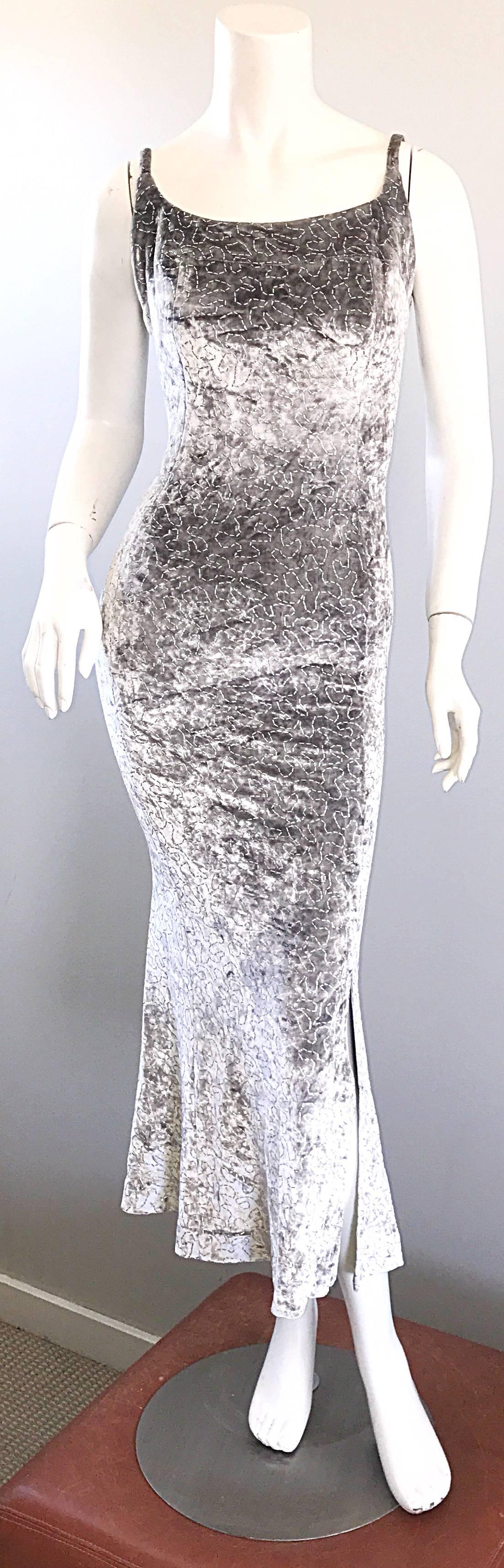 ¡Sexy vestido bodycon de terciopelo metalizado gris plateado de los años 90 de JANINE OF LONDON para LILLIE RUBIN! Presenta el terciopelo aplastado más suave que se estira para adaptarse. Tiene lo que a primera vista parecen lentejuelas o cuentas