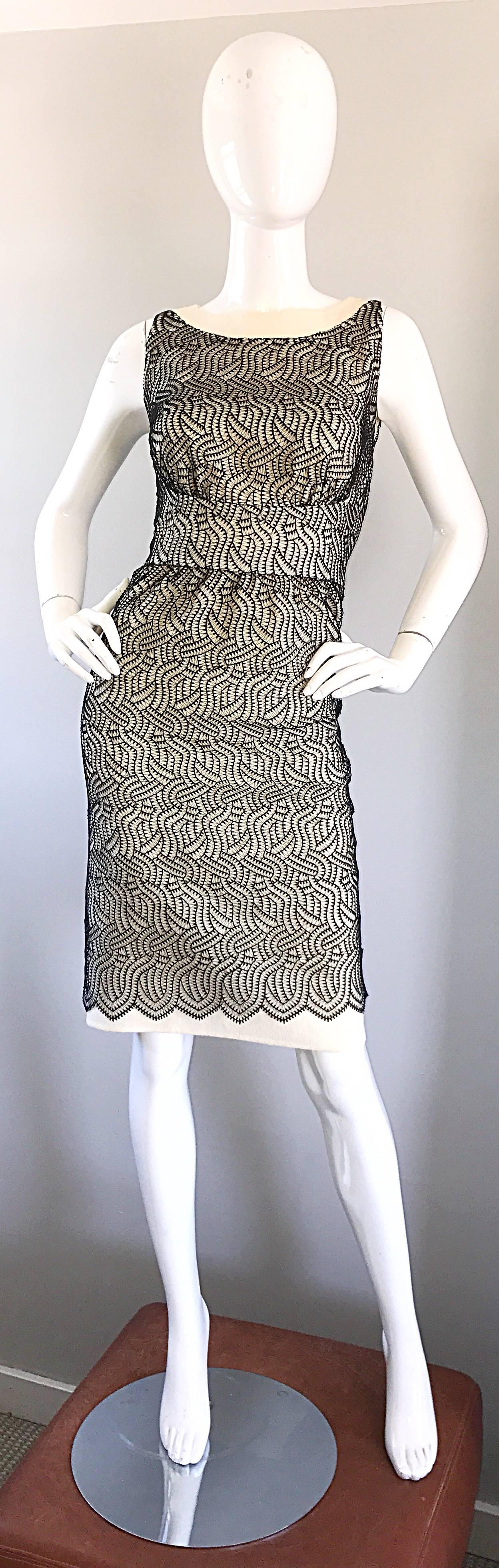 Gris Fabuleuse robe fourreau Bill Blass vintage noire et blanche en crochet (années 1990), taille 6 en vente