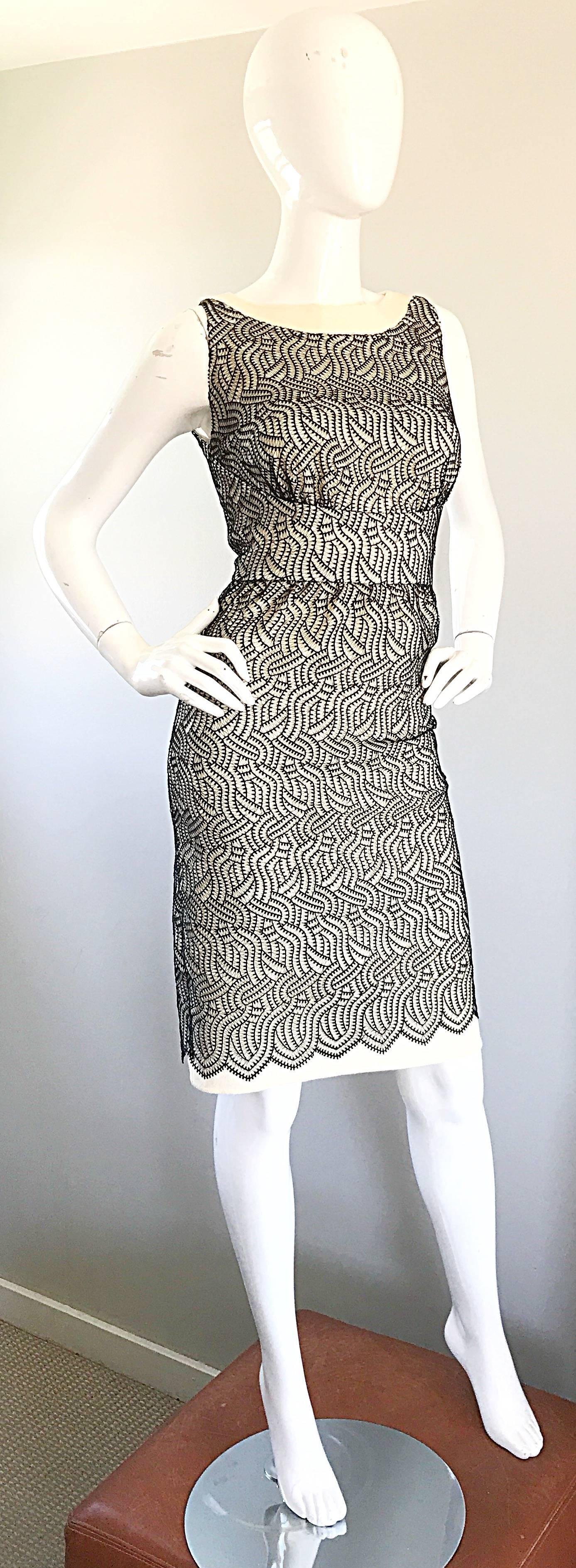 Fabuleuse robe fourreau Bill Blass vintage noire et blanche en crochet (années 1990), taille 6 Pour femmes en vente